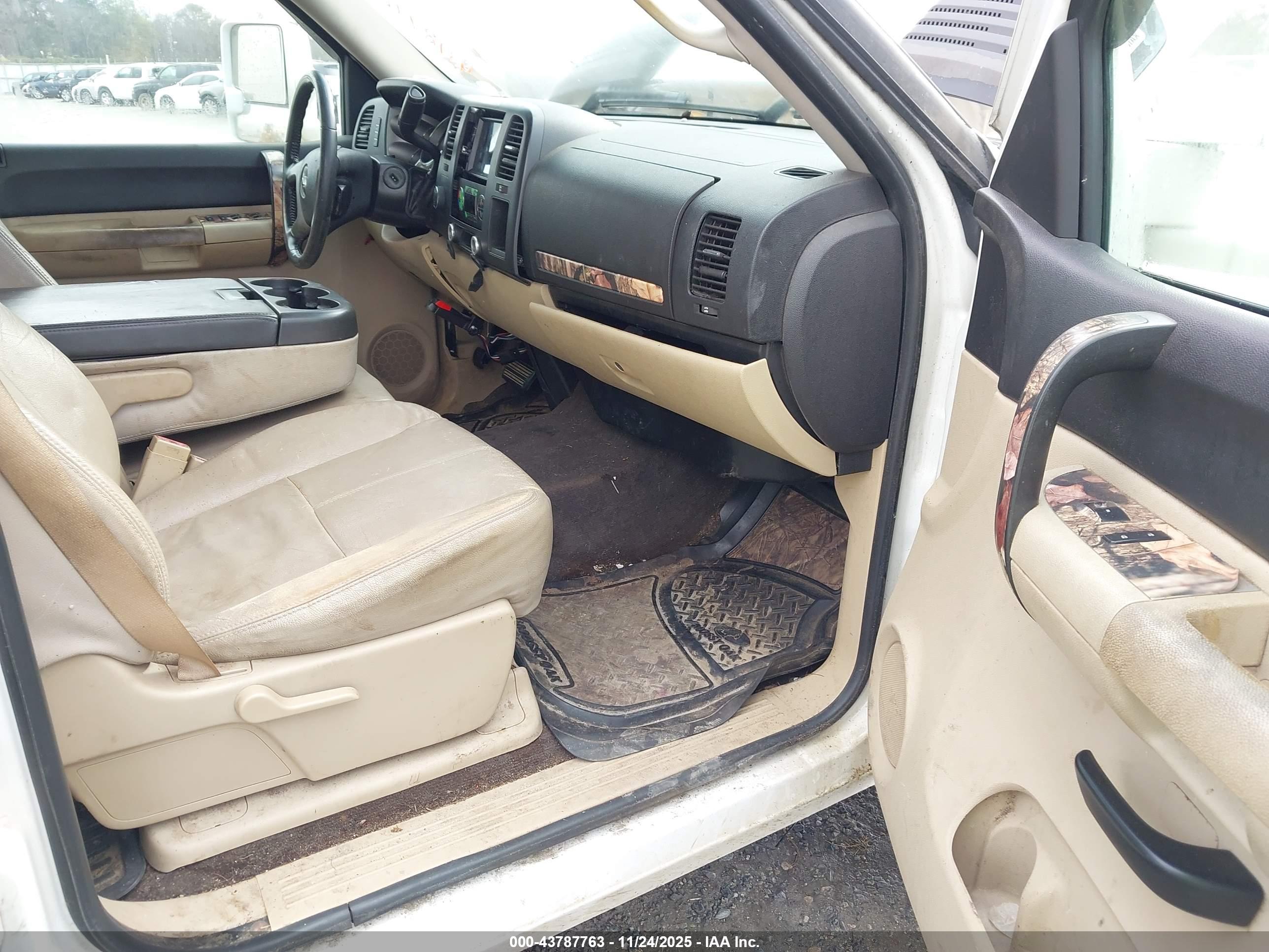 CHEVROLET SILVERADO image 5