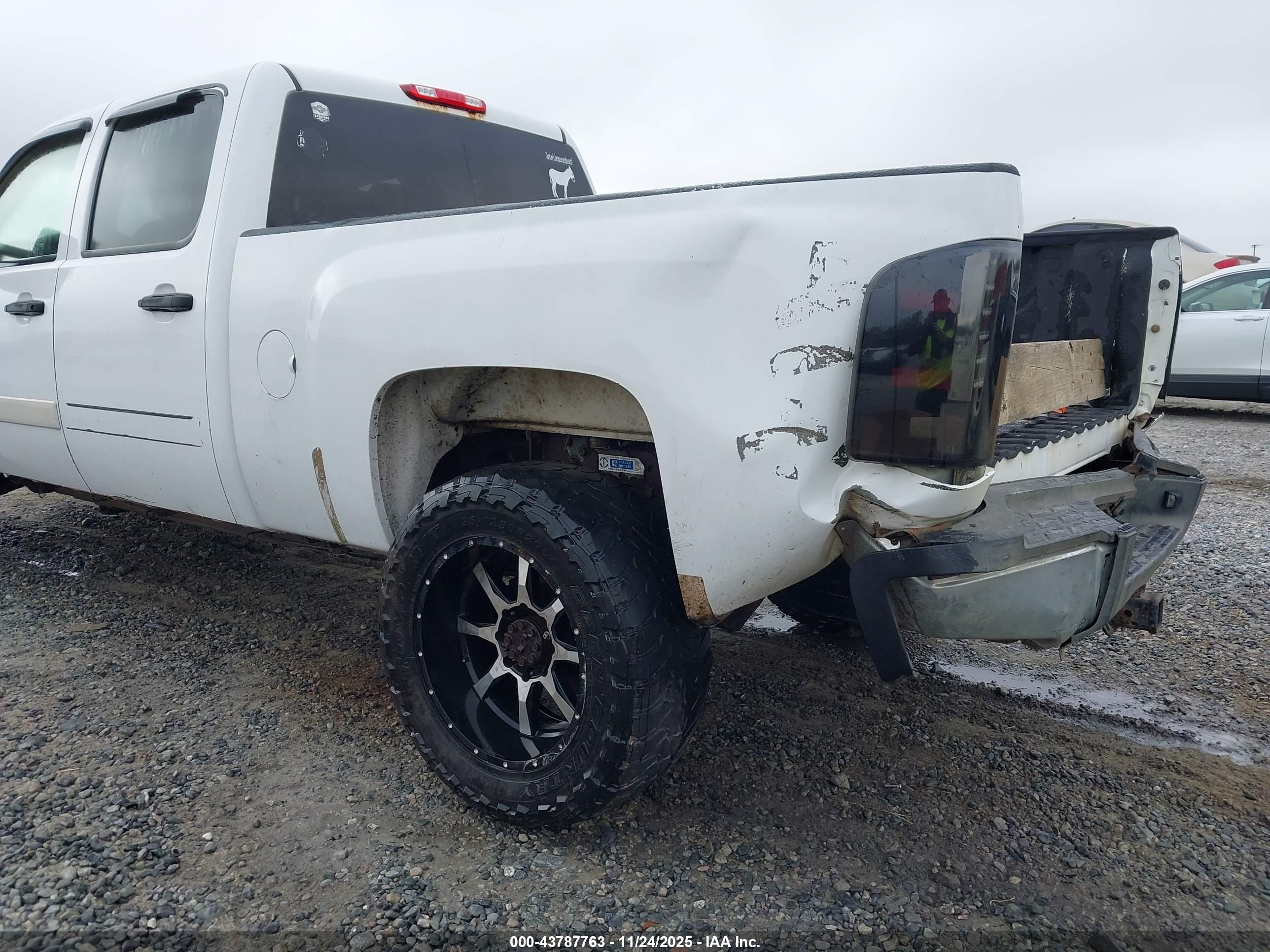 CHEVROLET SILVERADO image 6