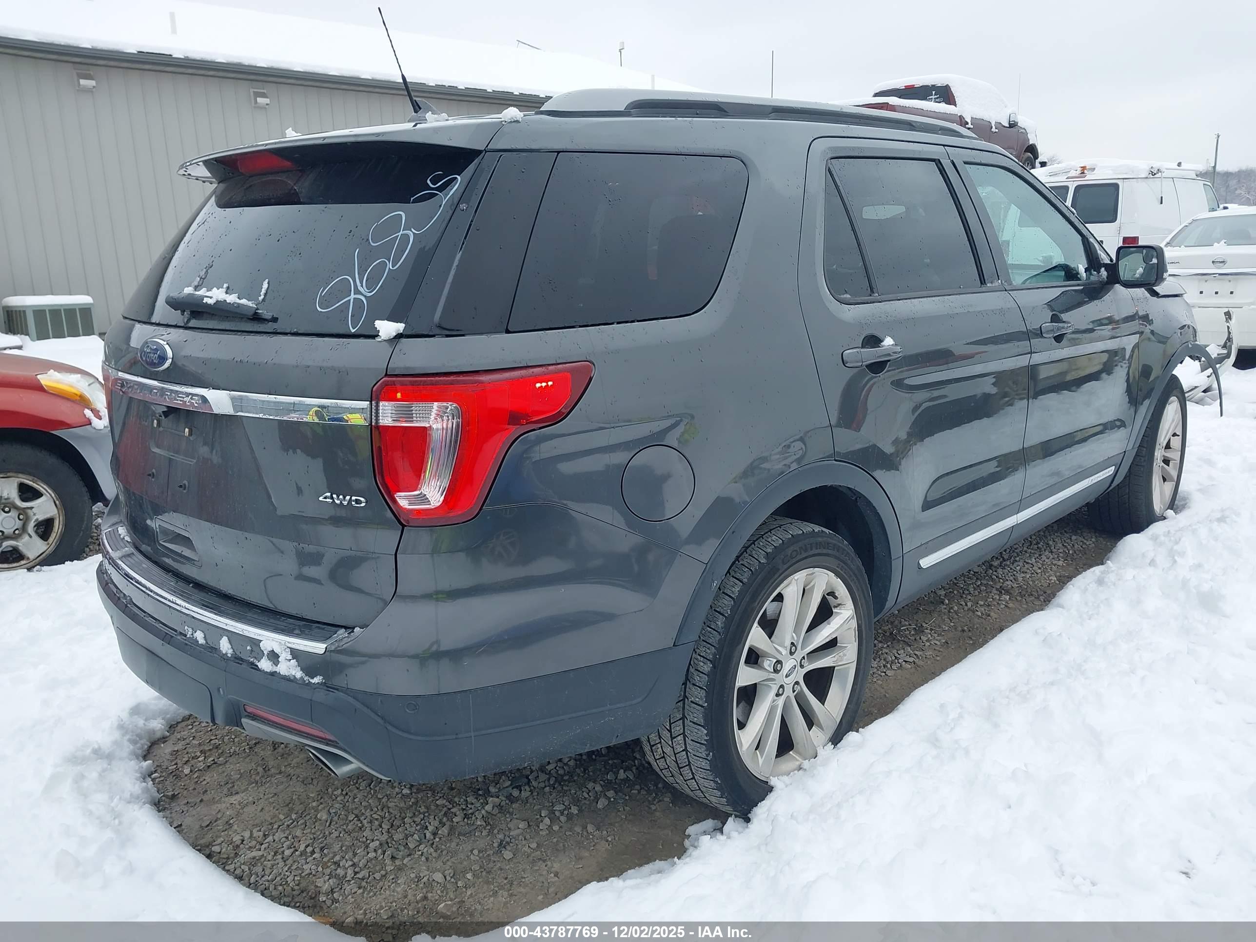 FORD EXPLORER image 4