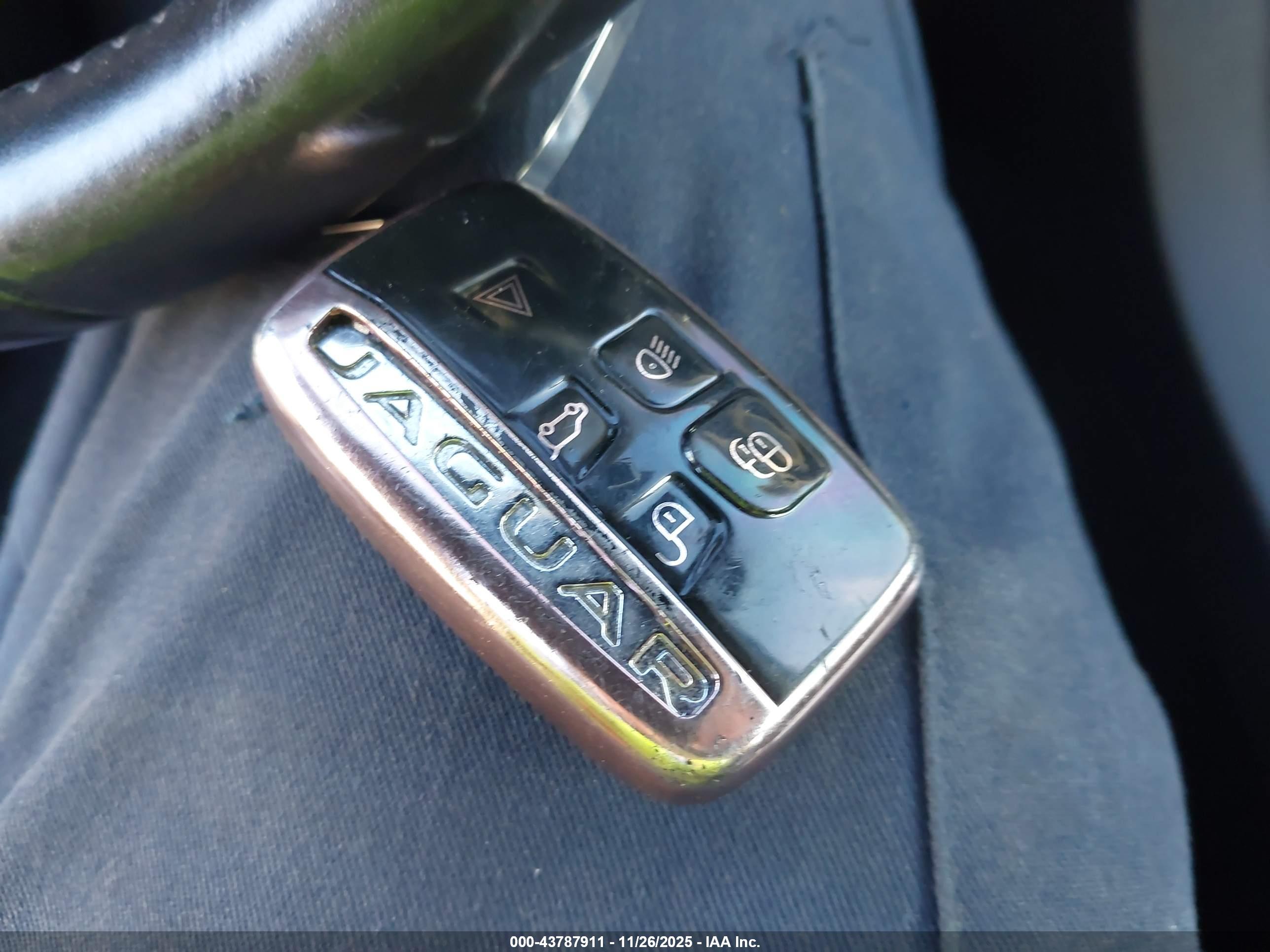 JAGUAR XF image 11
