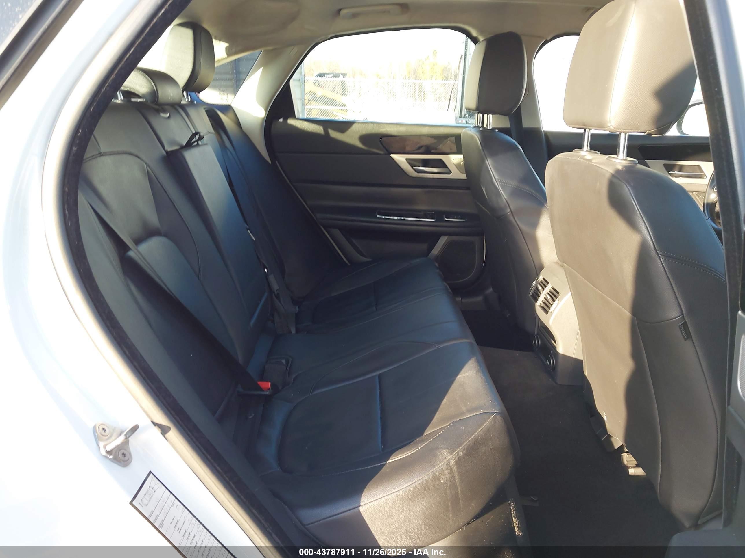 JAGUAR XF image 8