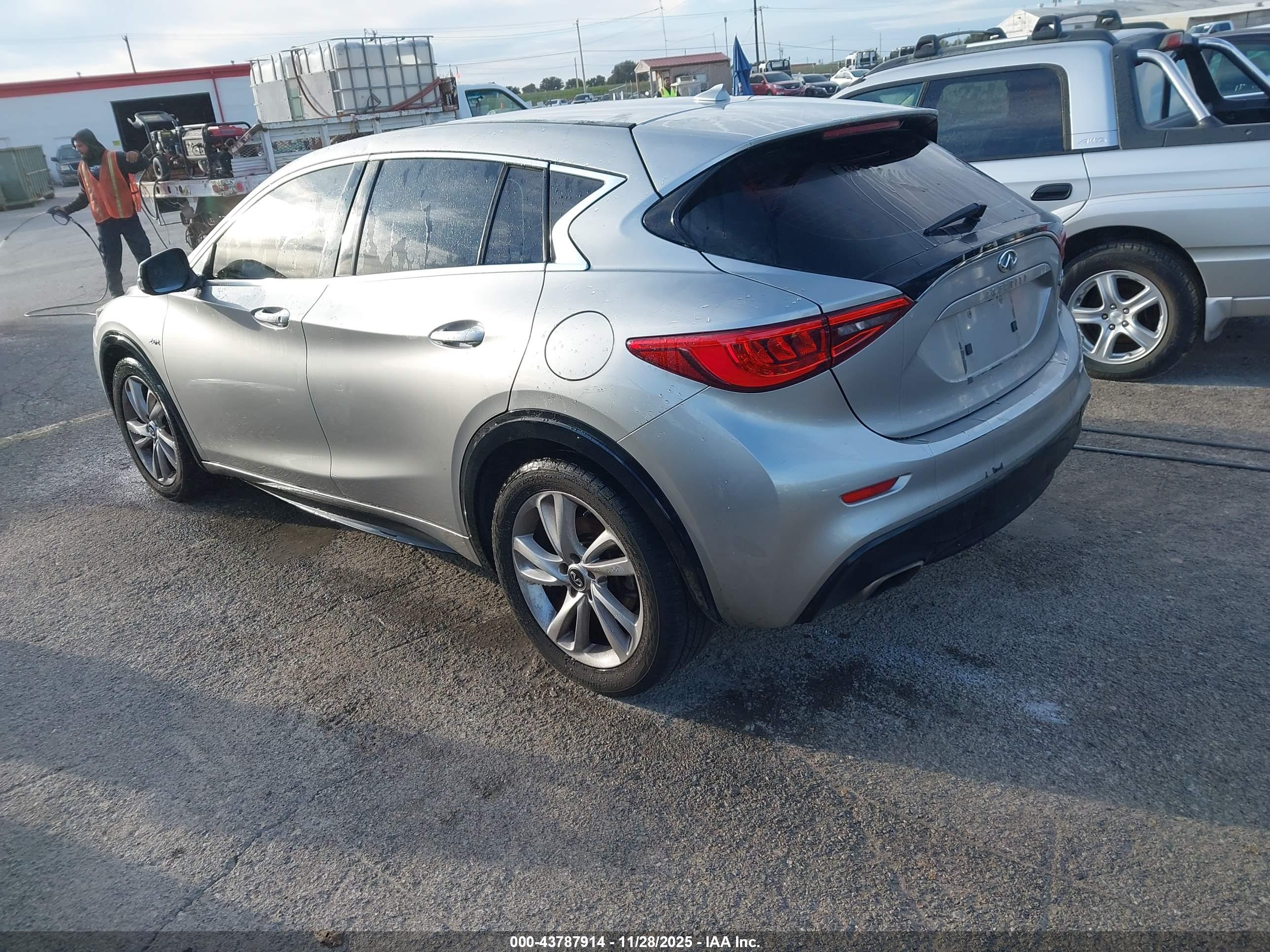 INFINITI QX30 image 3