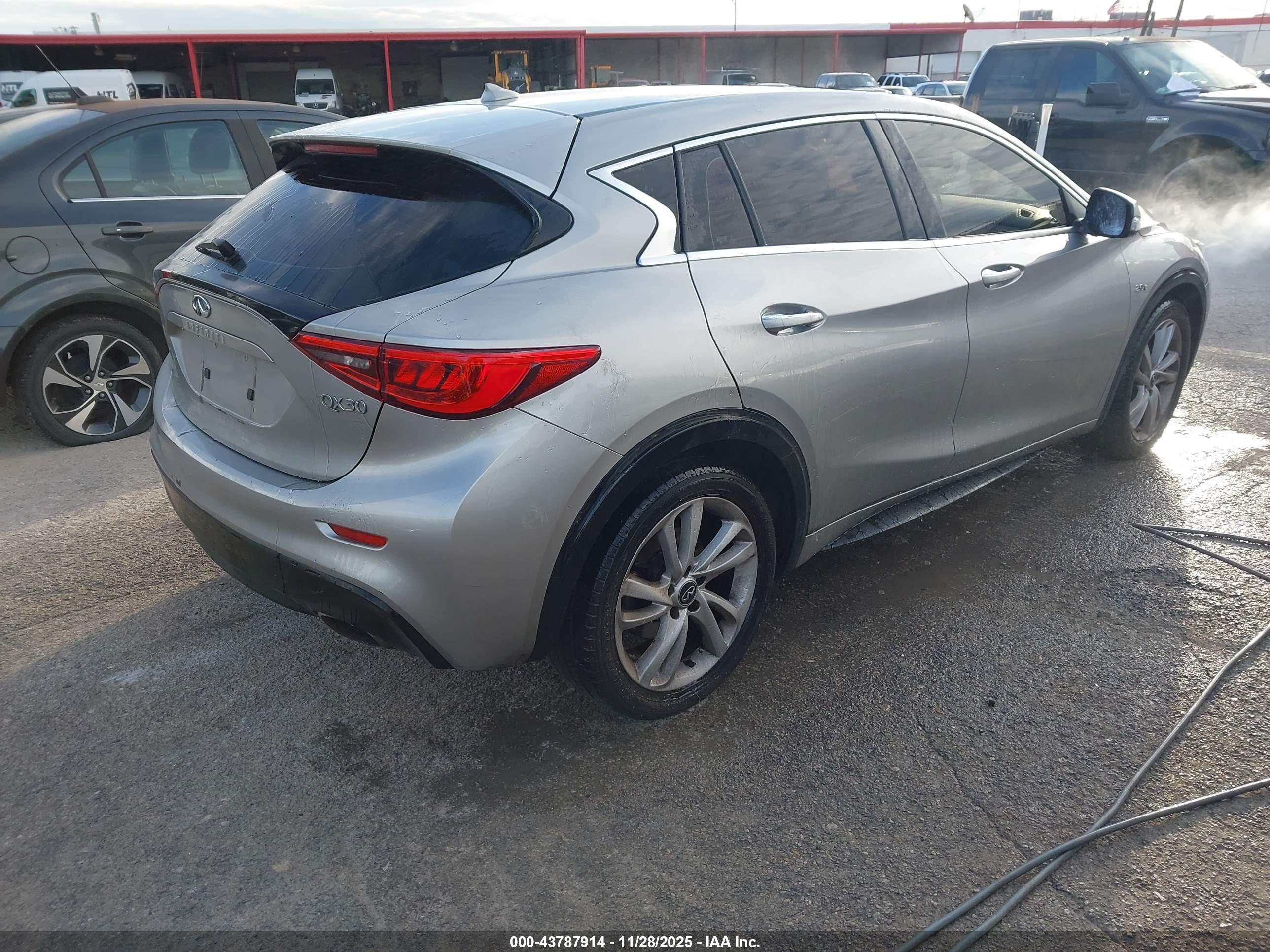 INFINITI QX30 image 4