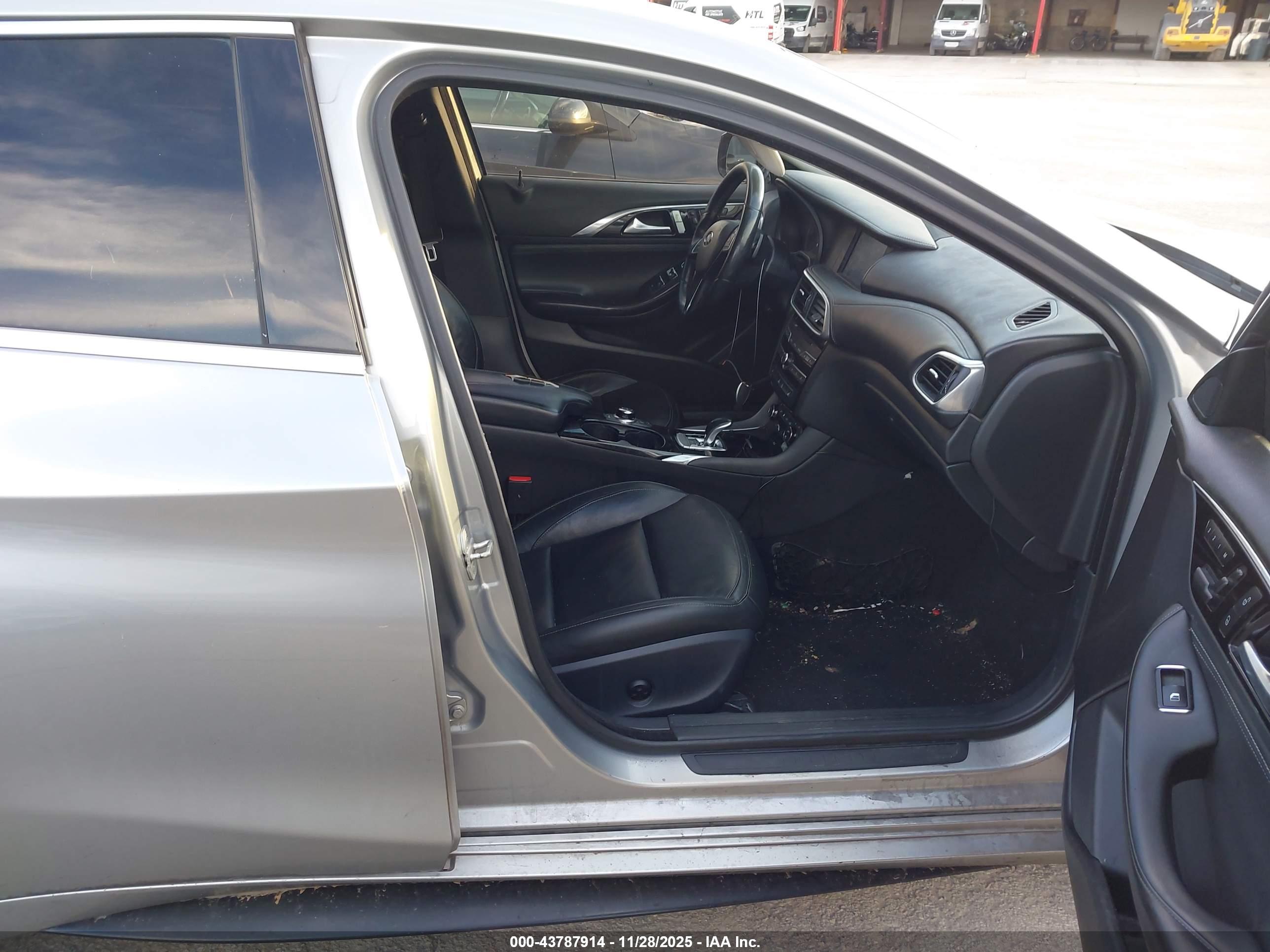 INFINITI QX30 image 5
