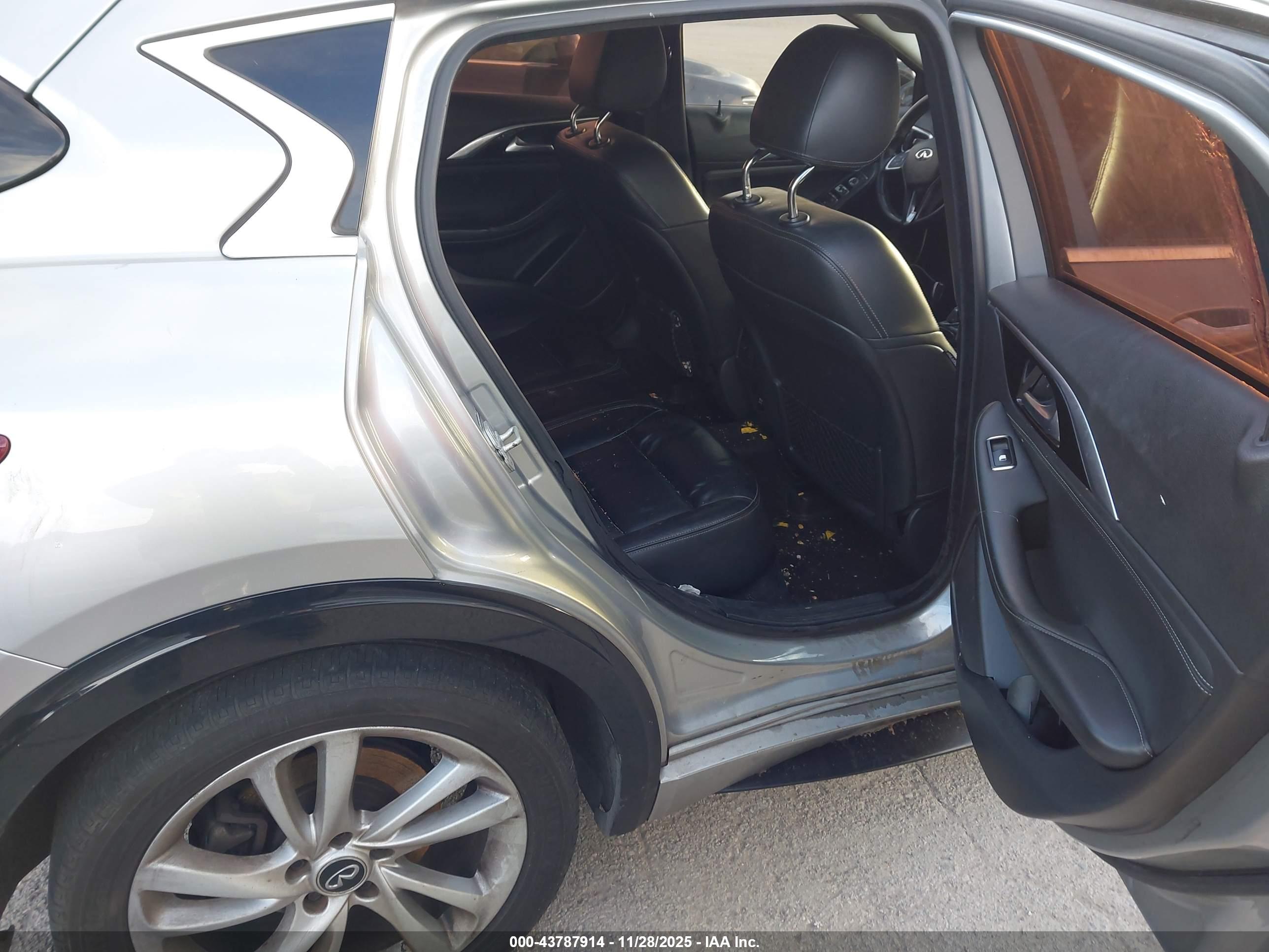 INFINITI QX30 image 8