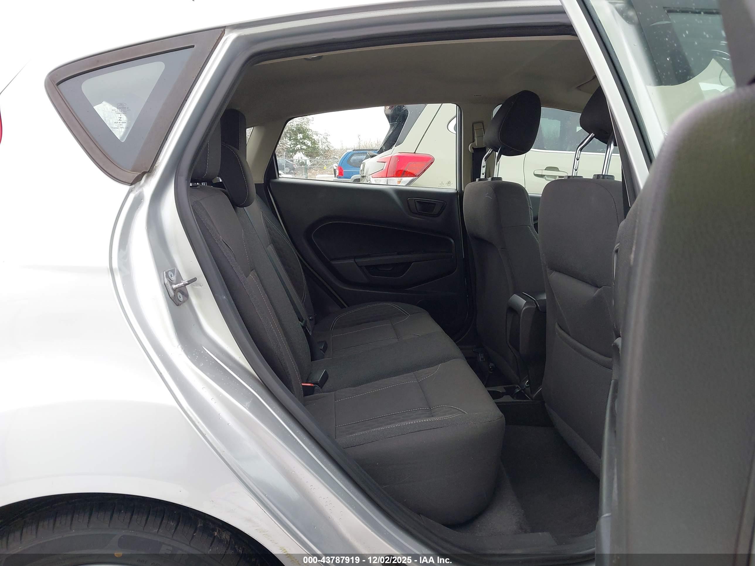 FORD FIESTA image 8