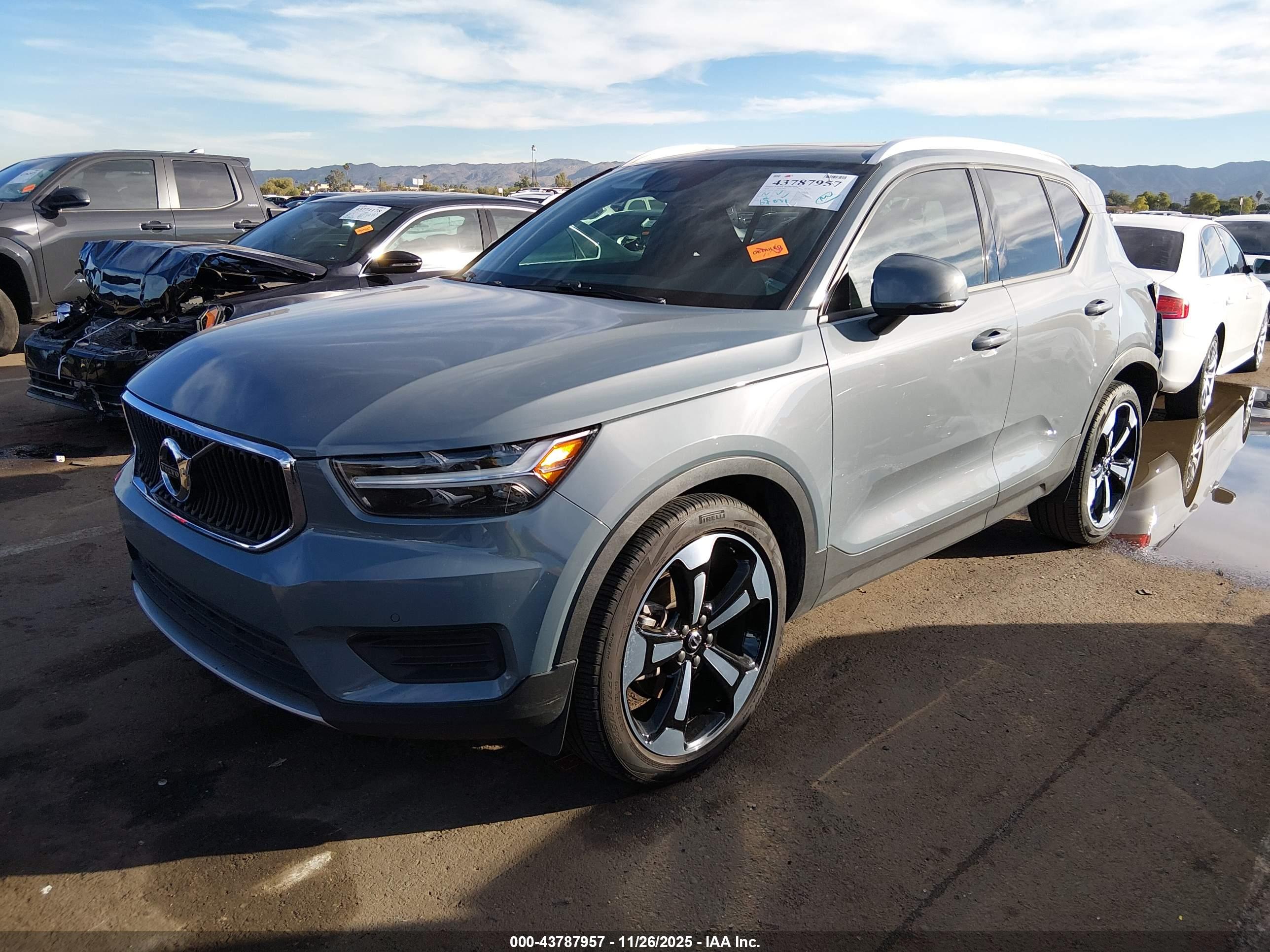 VOLVO XC40 image 2