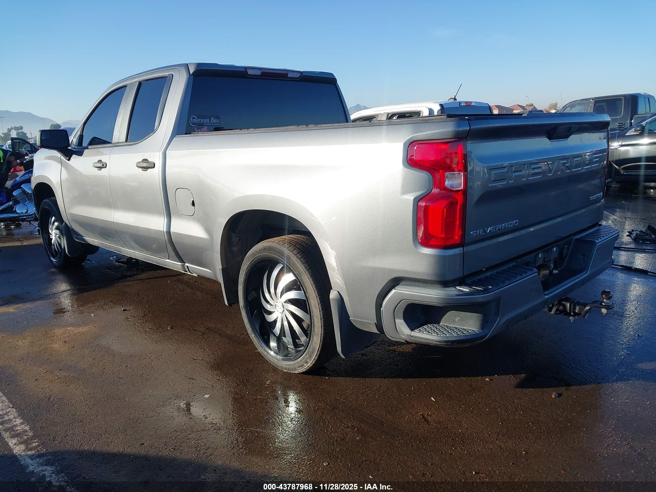 CHEVROLET SILVERADO image 3
