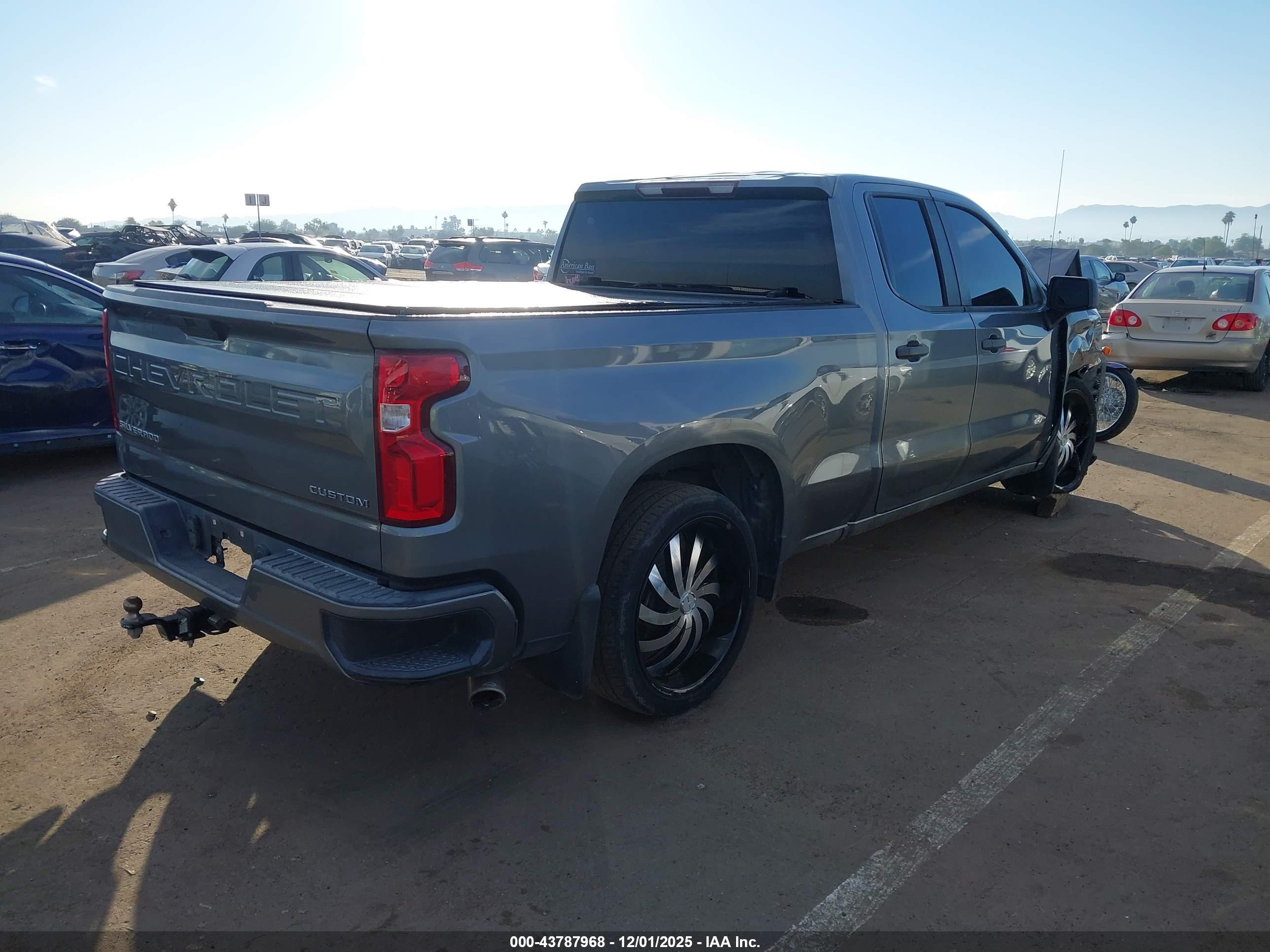 CHEVROLET SILVERADO image 4