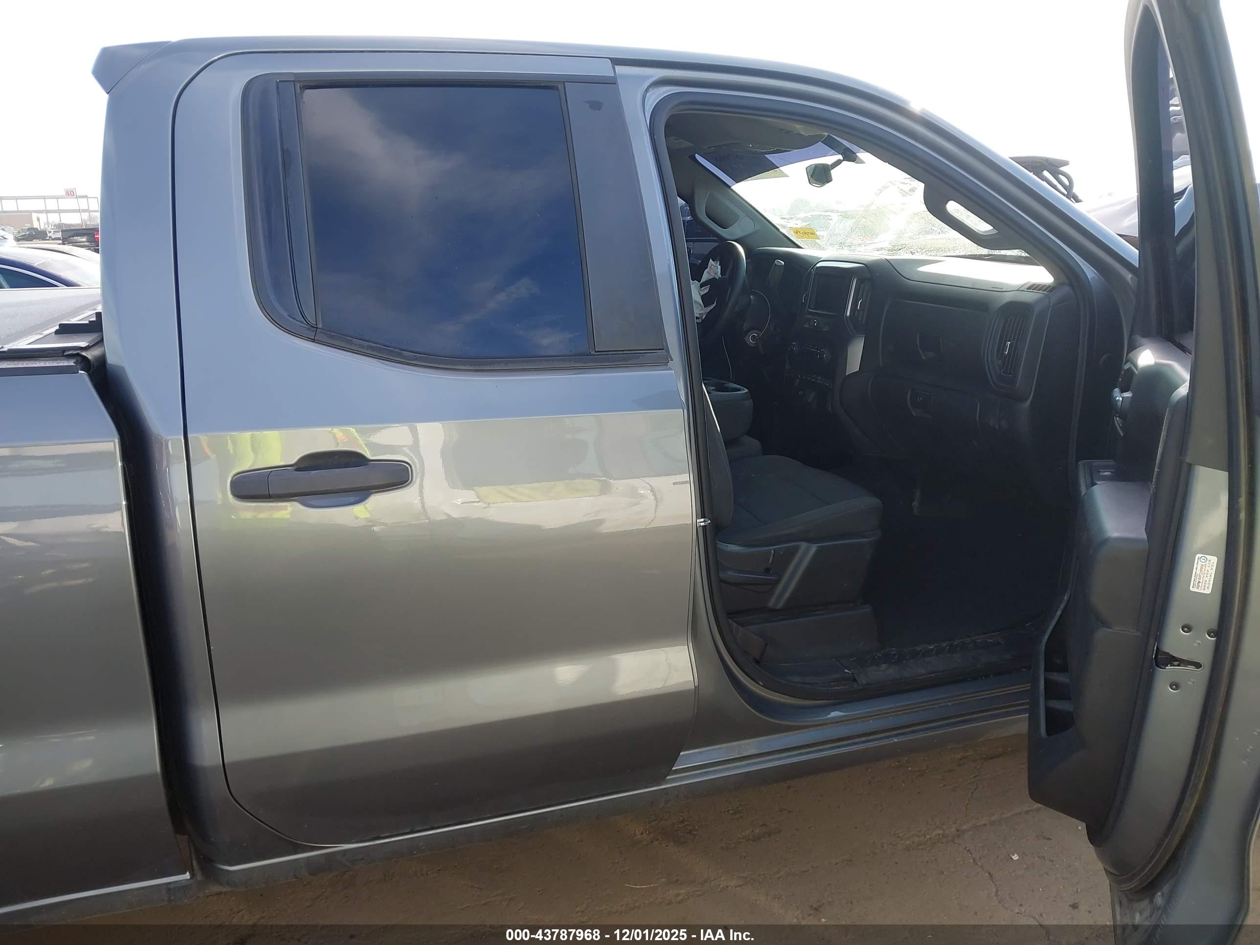 CHEVROLET SILVERADO image 5