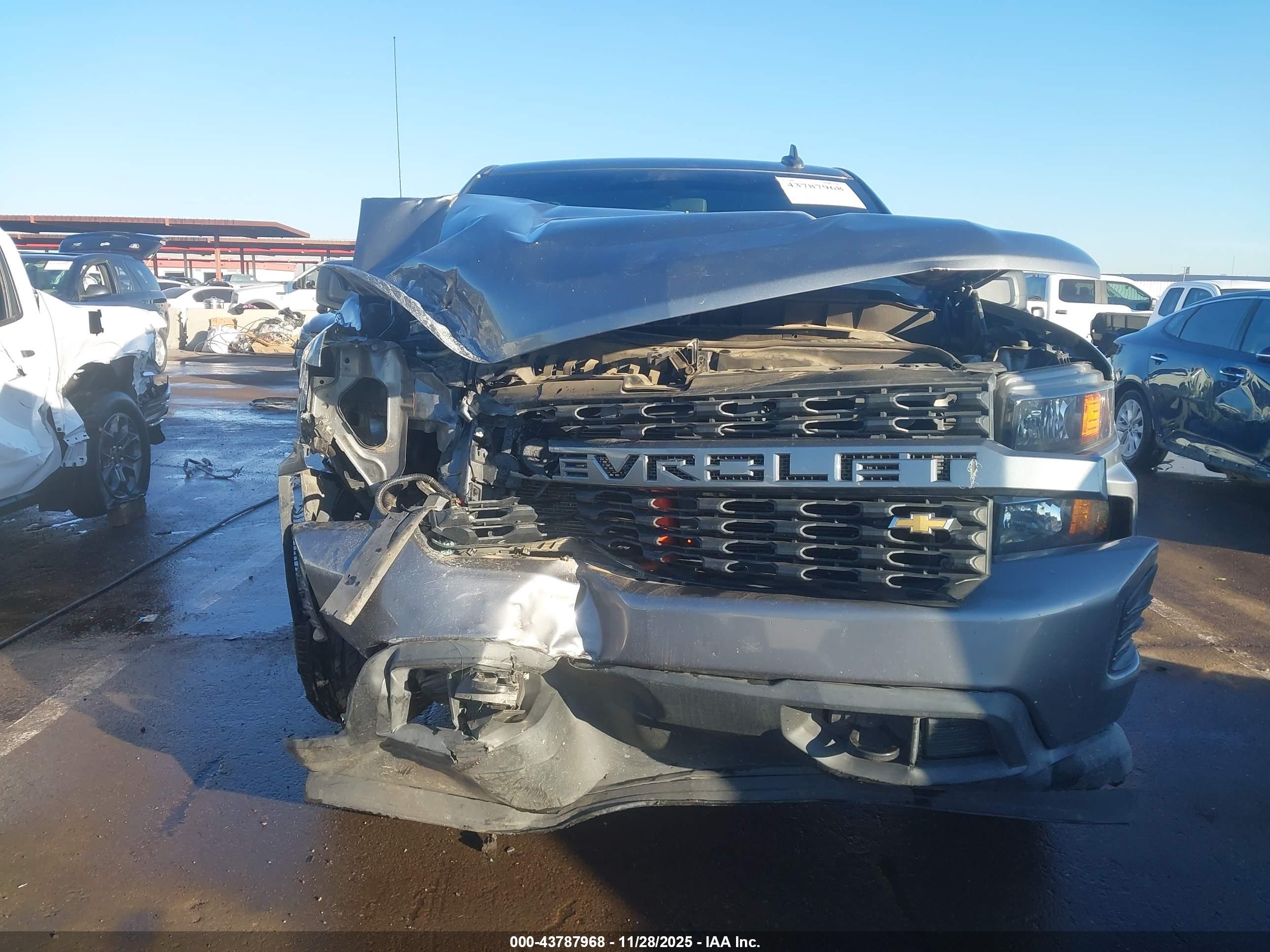 CHEVROLET SILVERADO image 6