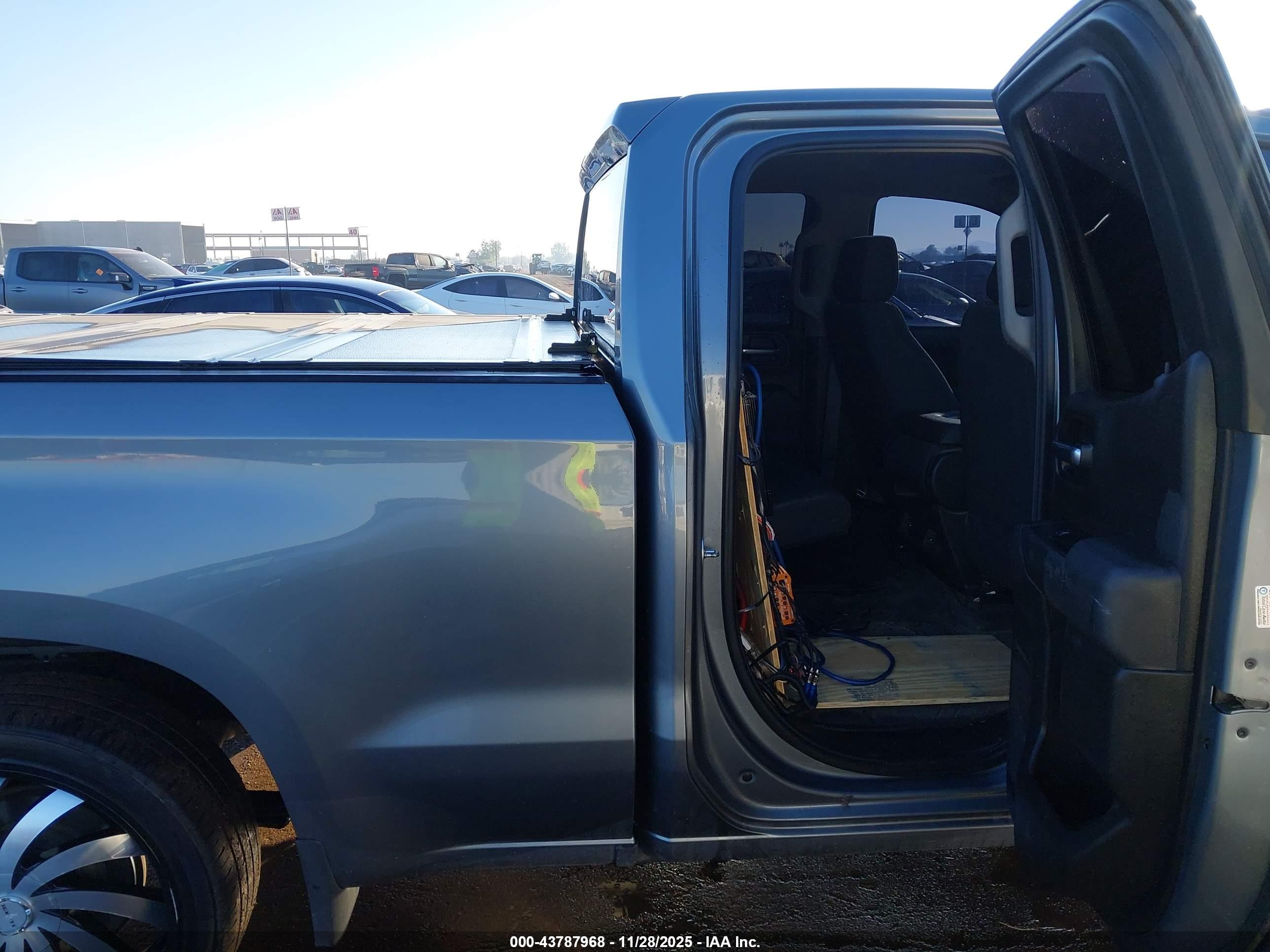 CHEVROLET SILVERADO image 8