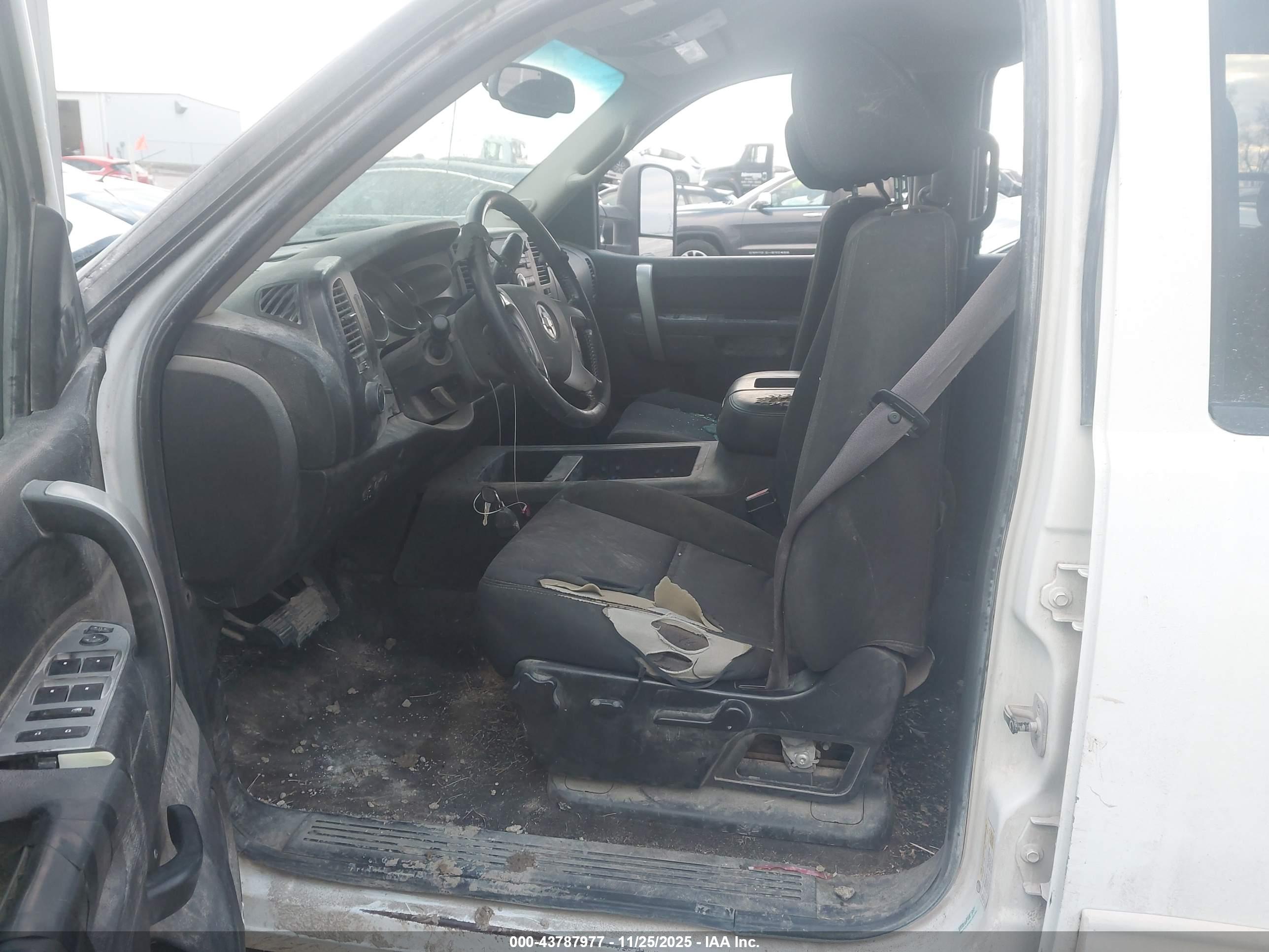 CHEVROLET SILVERADO image 5
