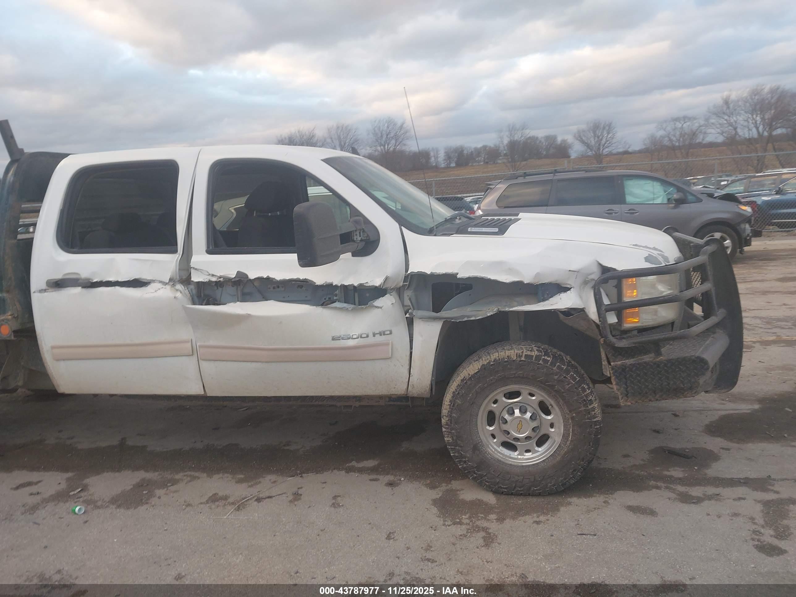 CHEVROLET SILVERADO image 6