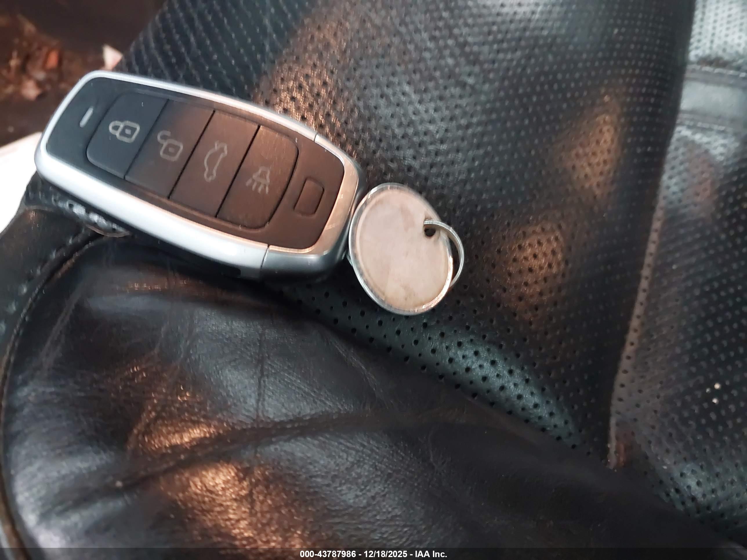 LINCOLN MKS image 11