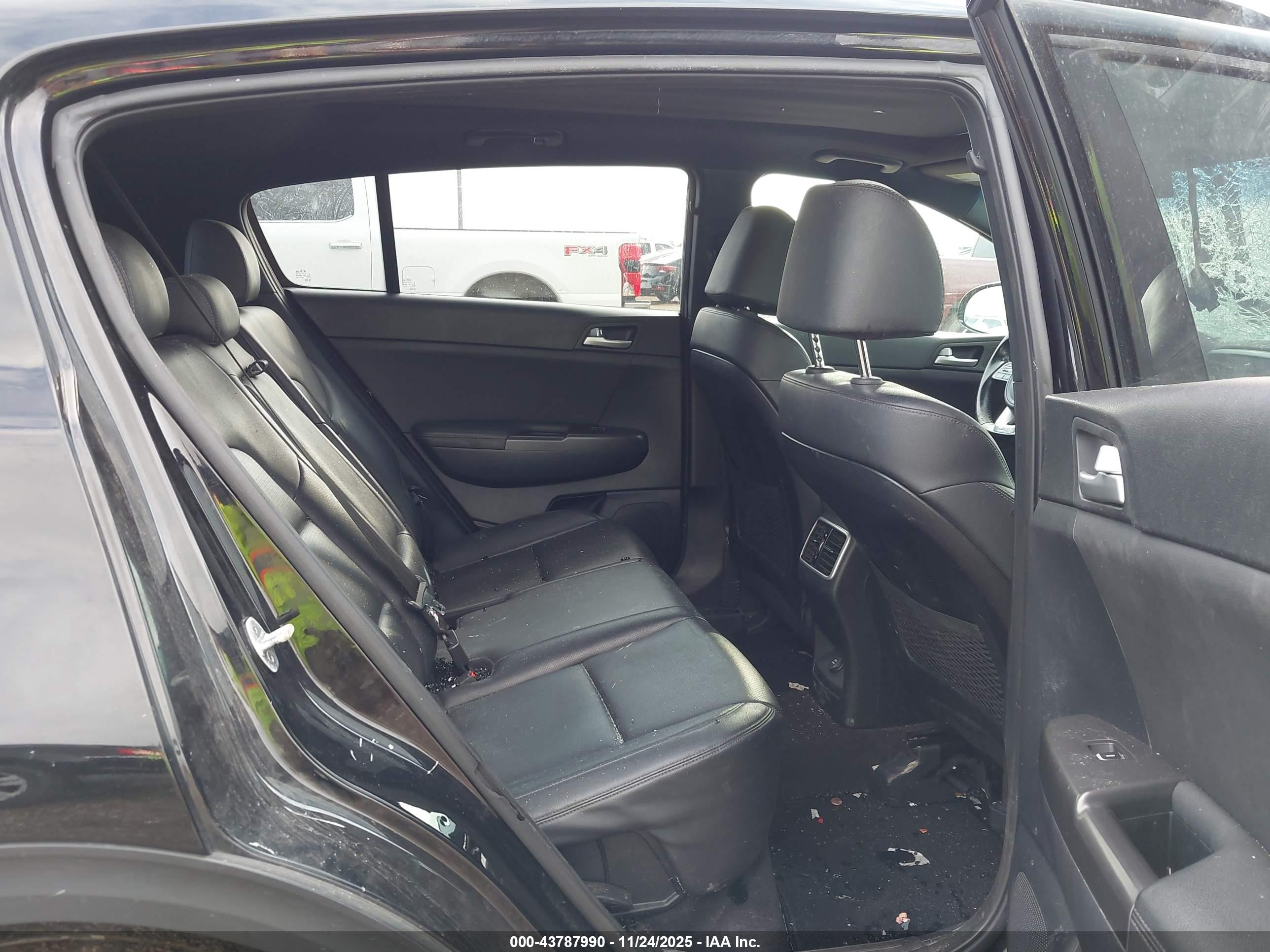 KIA SPORTAGE image 8