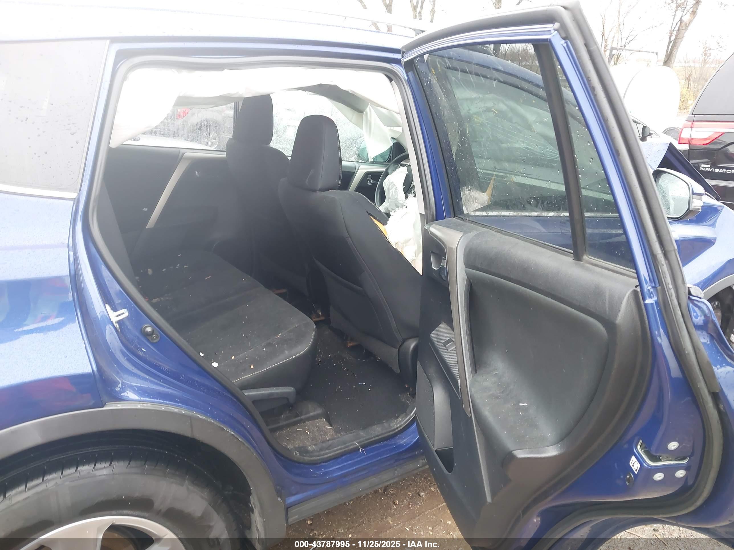 TOYOTA RAV4 image 8