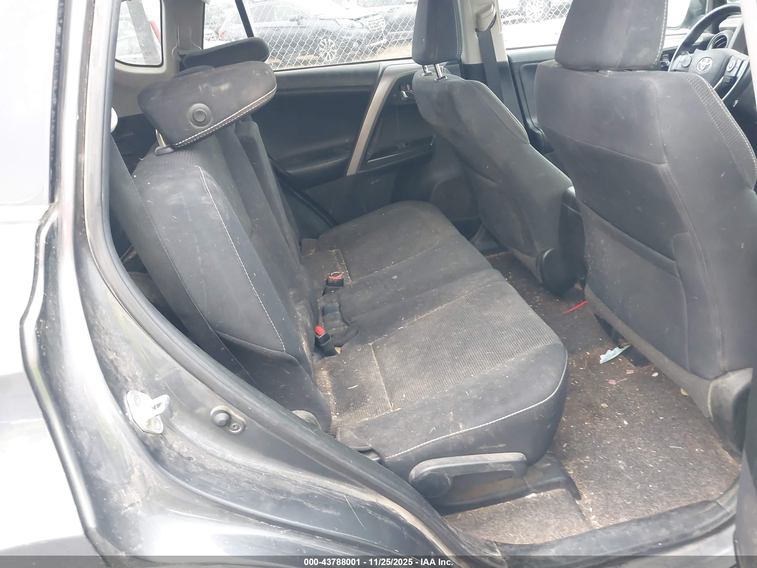 TOYOTA RAV4 image 8