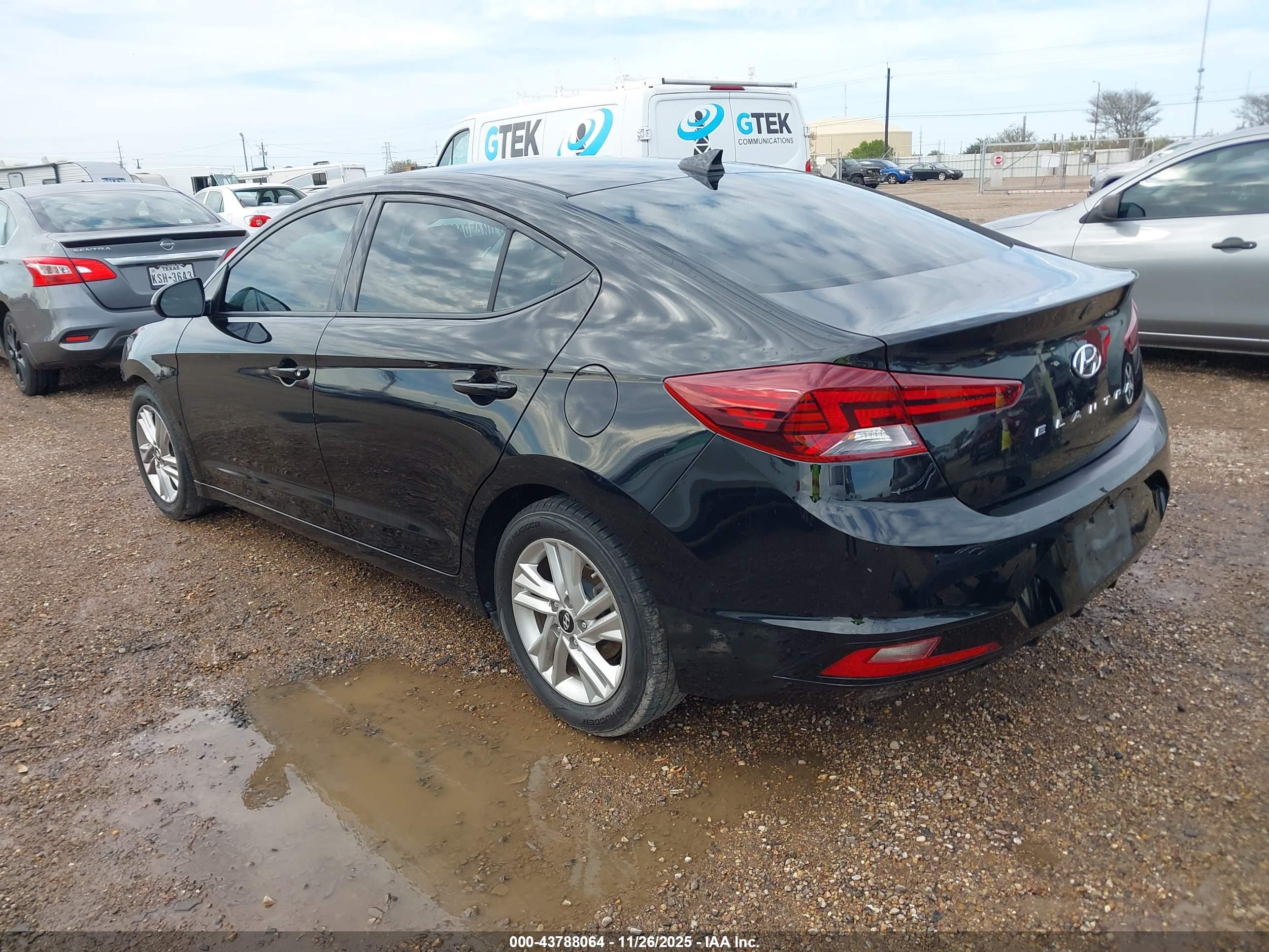 HYUNDAI ELANTRA image 3