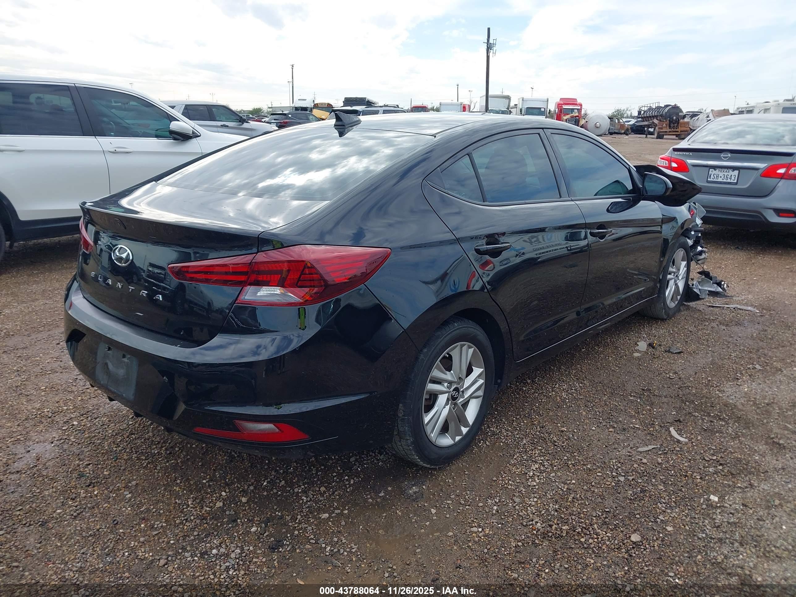 HYUNDAI ELANTRA image 4