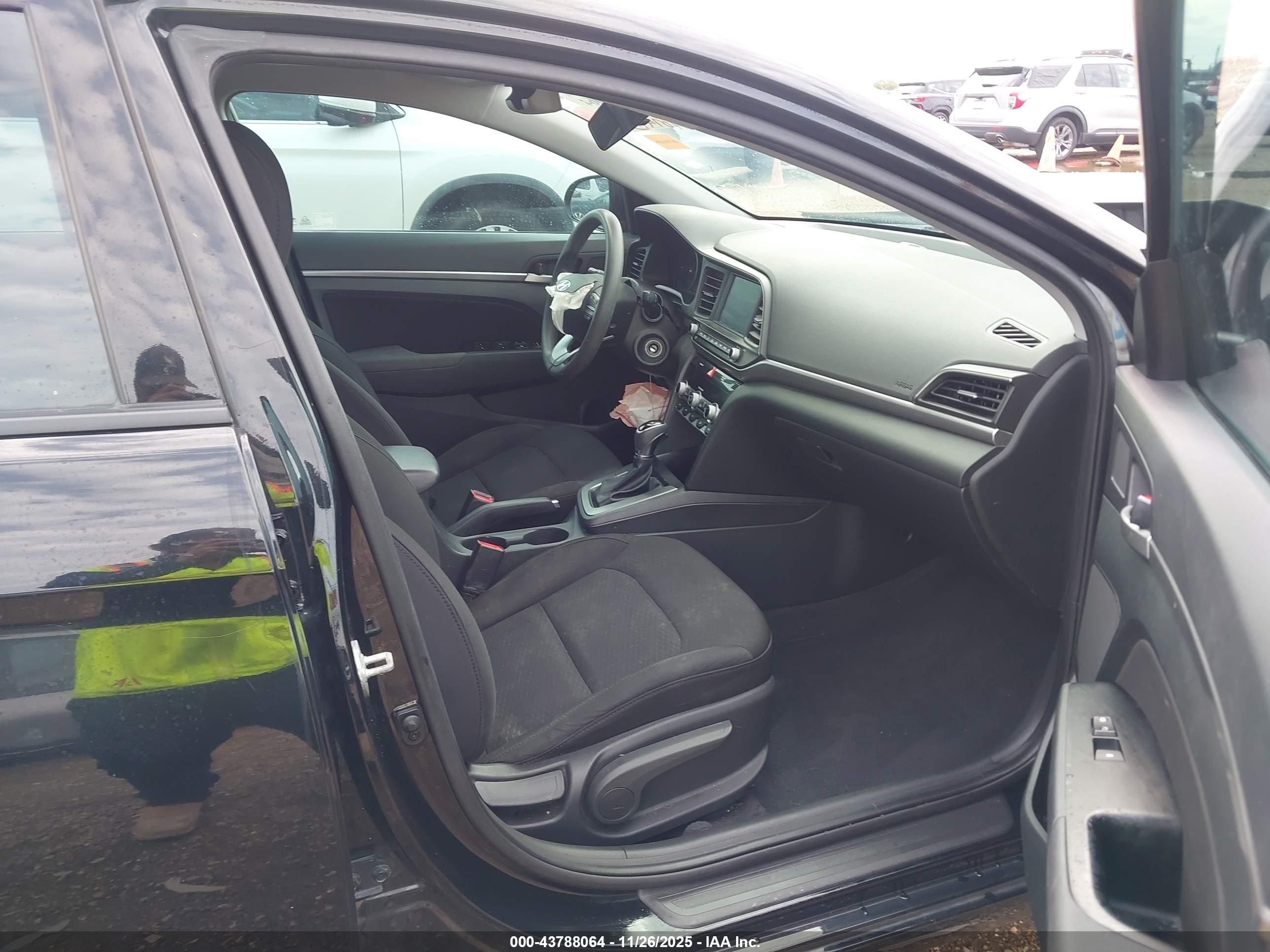 HYUNDAI ELANTRA image 5