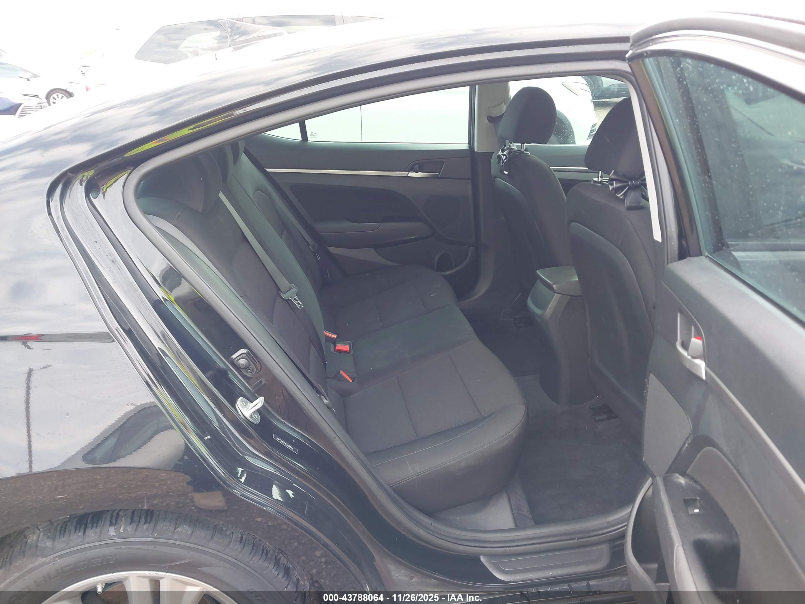 HYUNDAI ELANTRA image 8