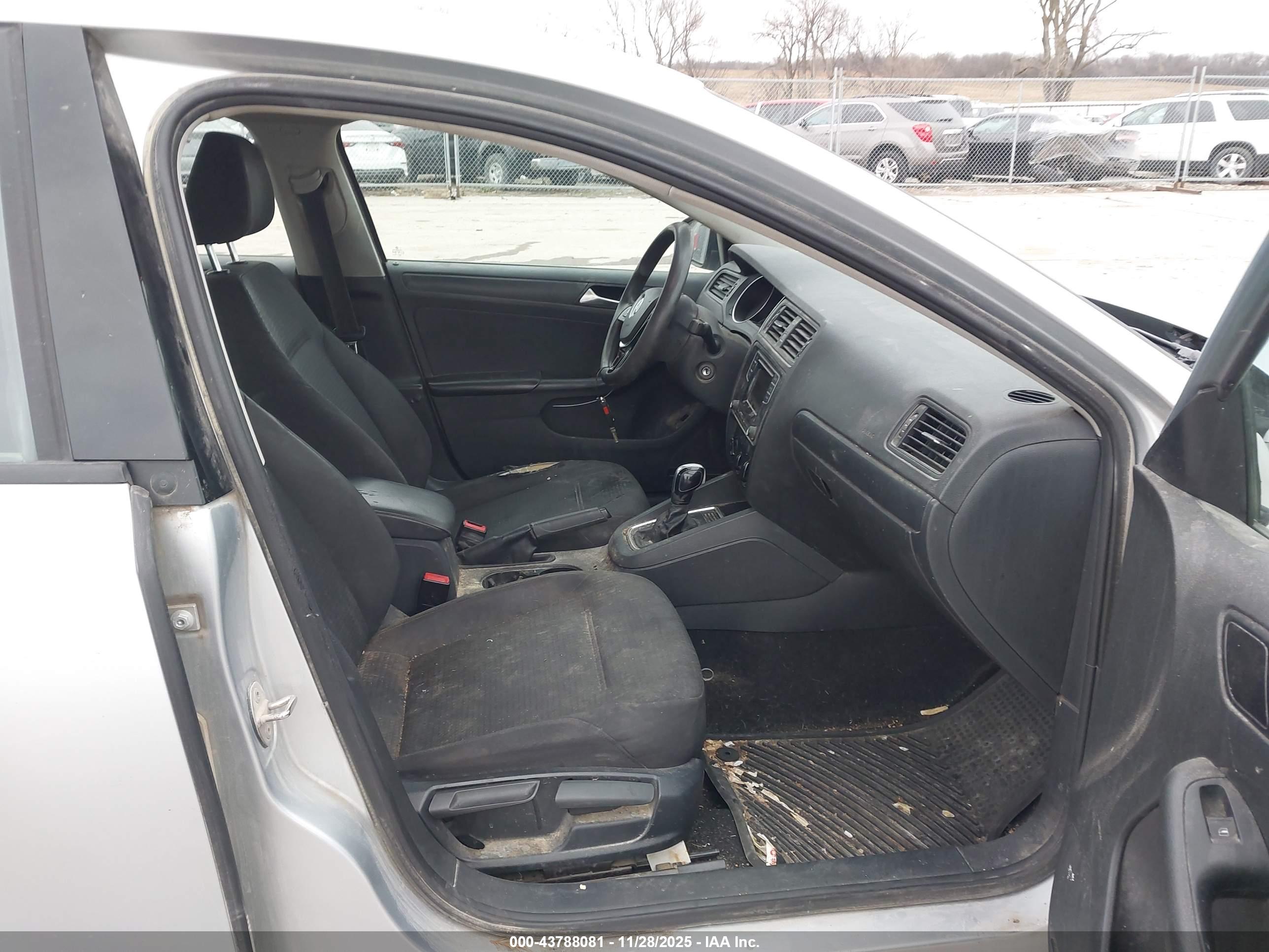 VOLKSWAGEN JETTA image 5