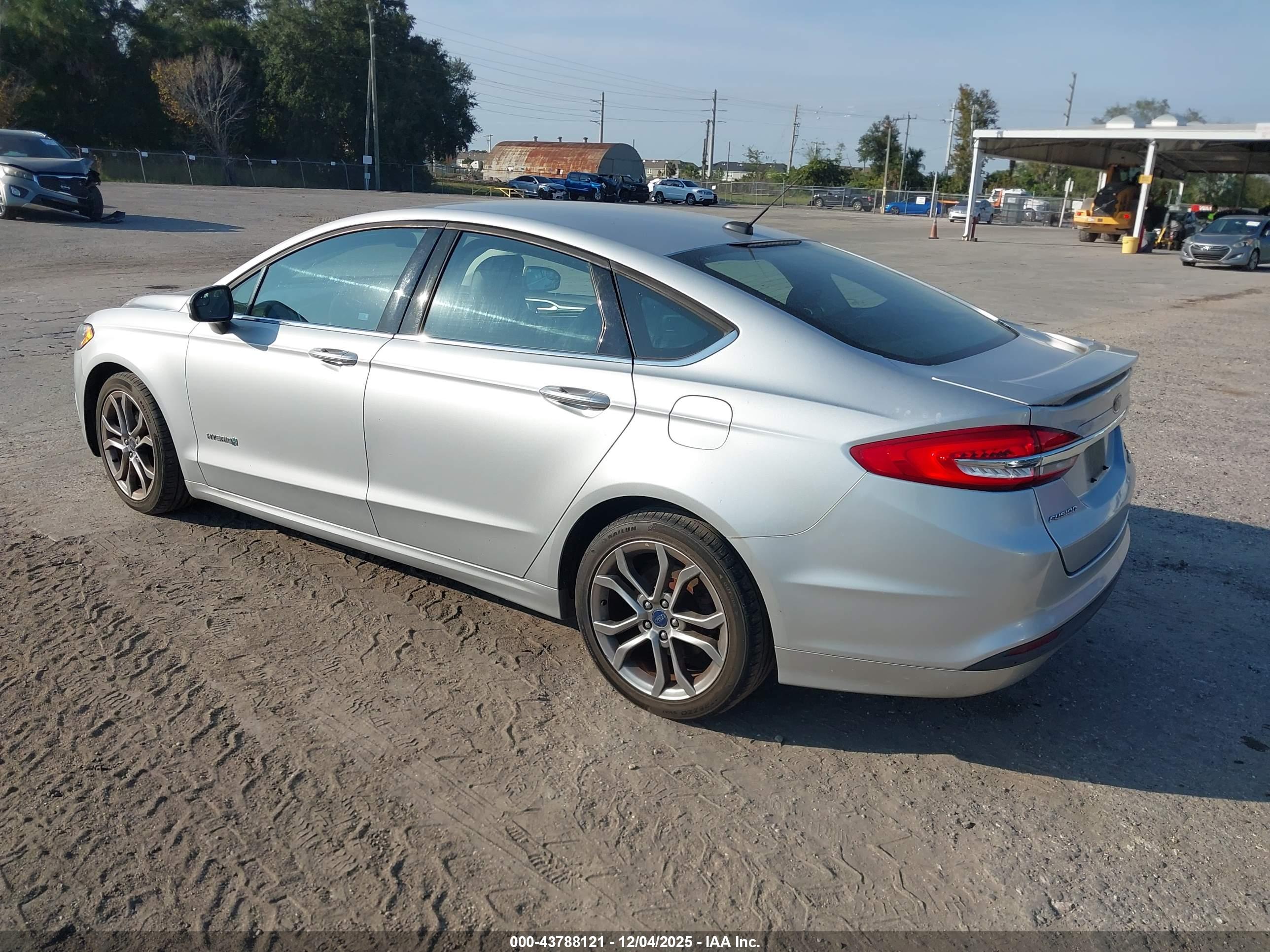 FORD FUSION image 3