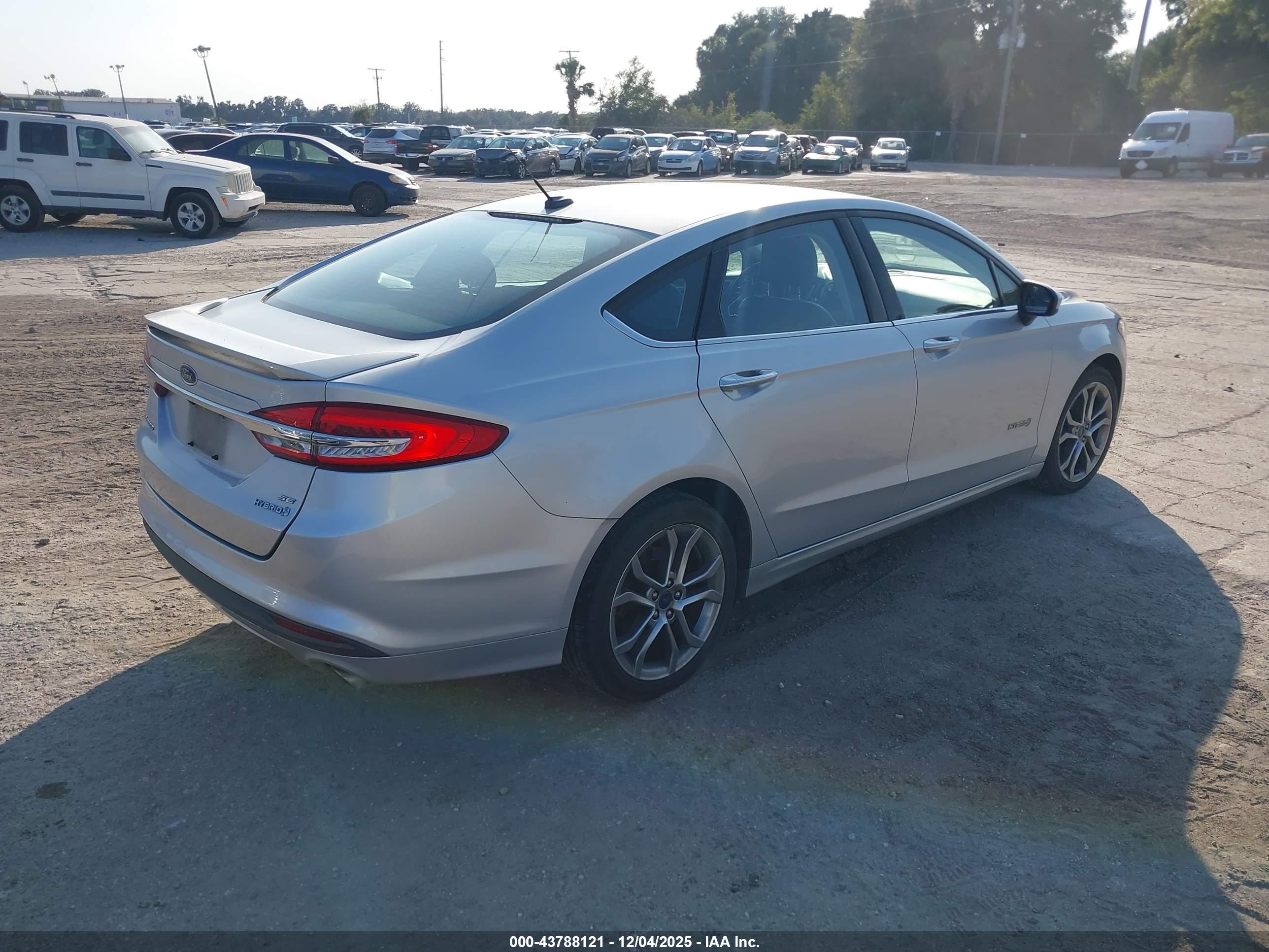 FORD FUSION image 4