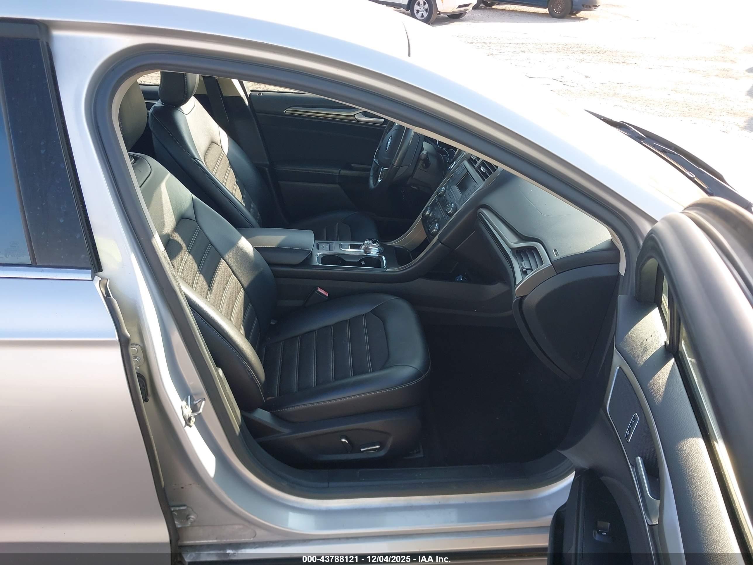 FORD FUSION image 5
