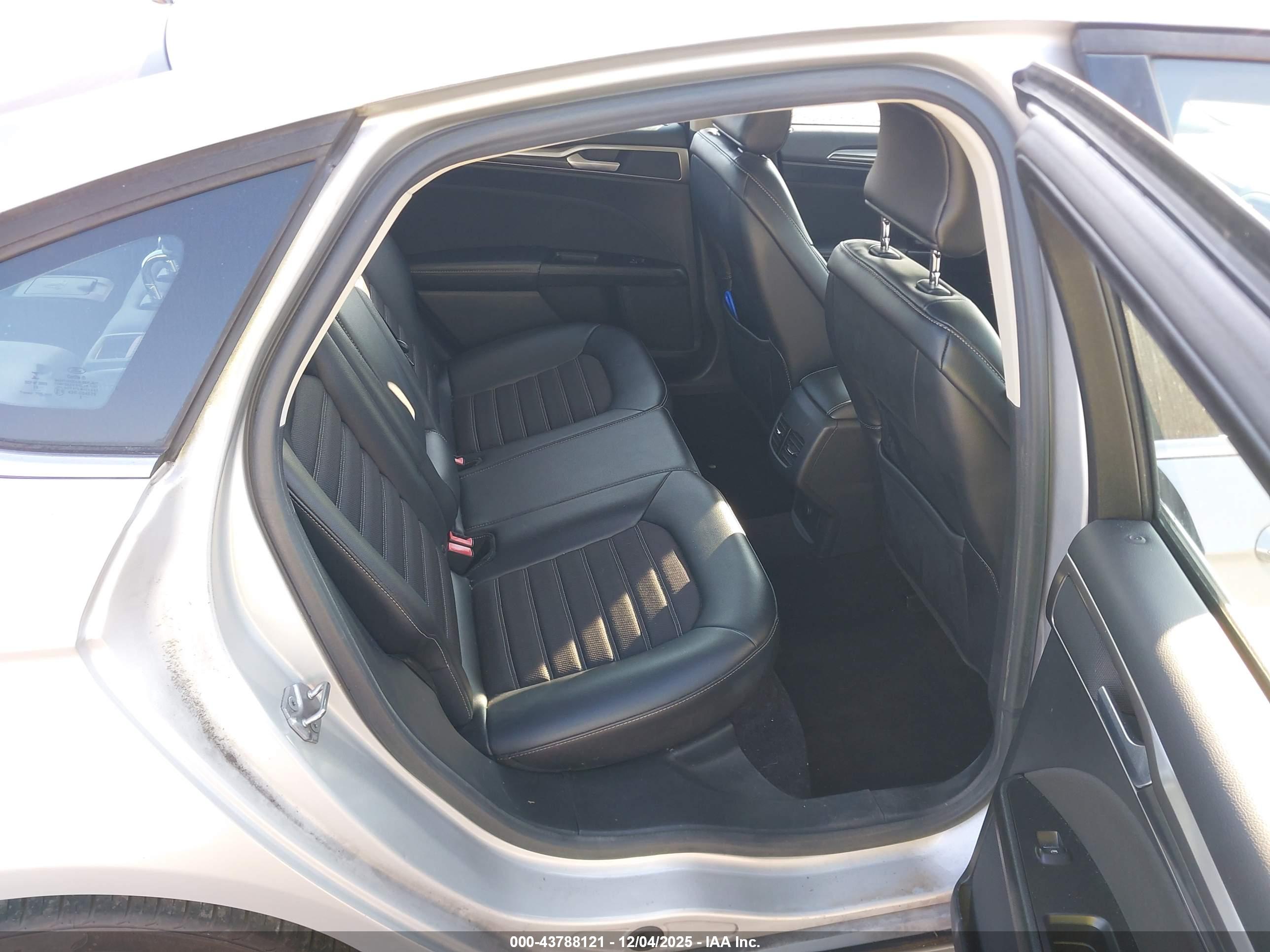 FORD FUSION image 8