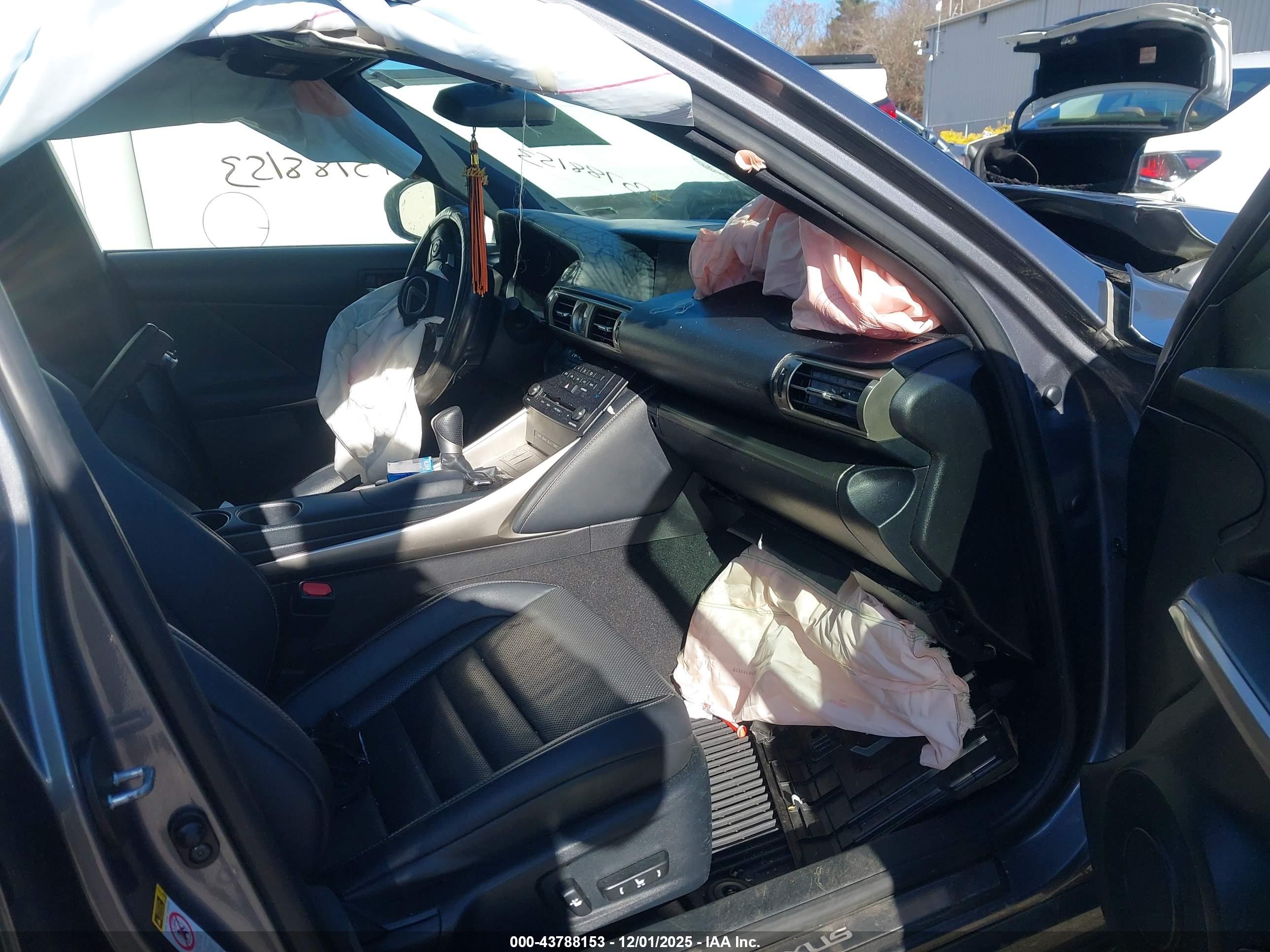 LEXUS IS image 5
