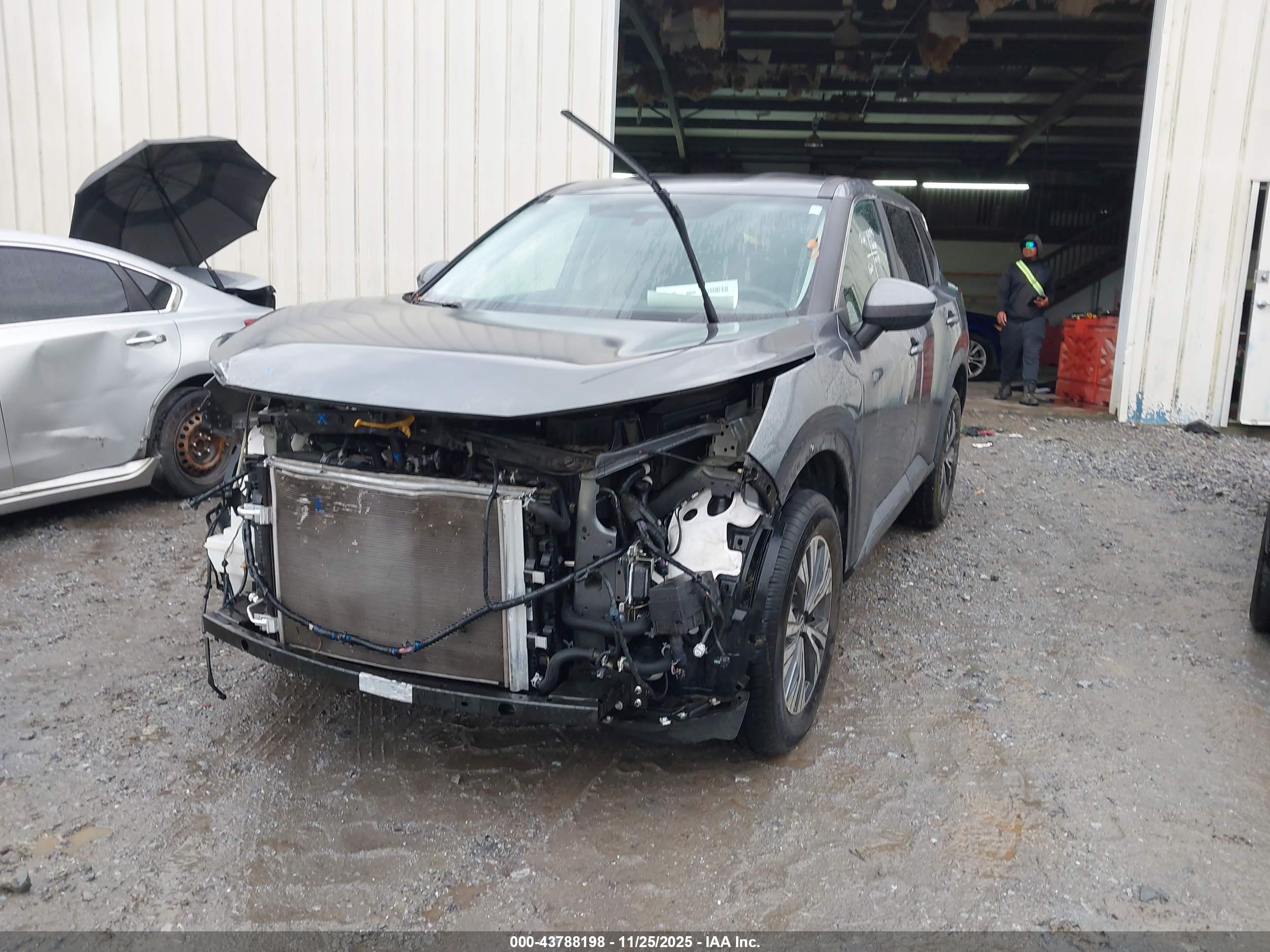 NISSAN ROGUE image 2