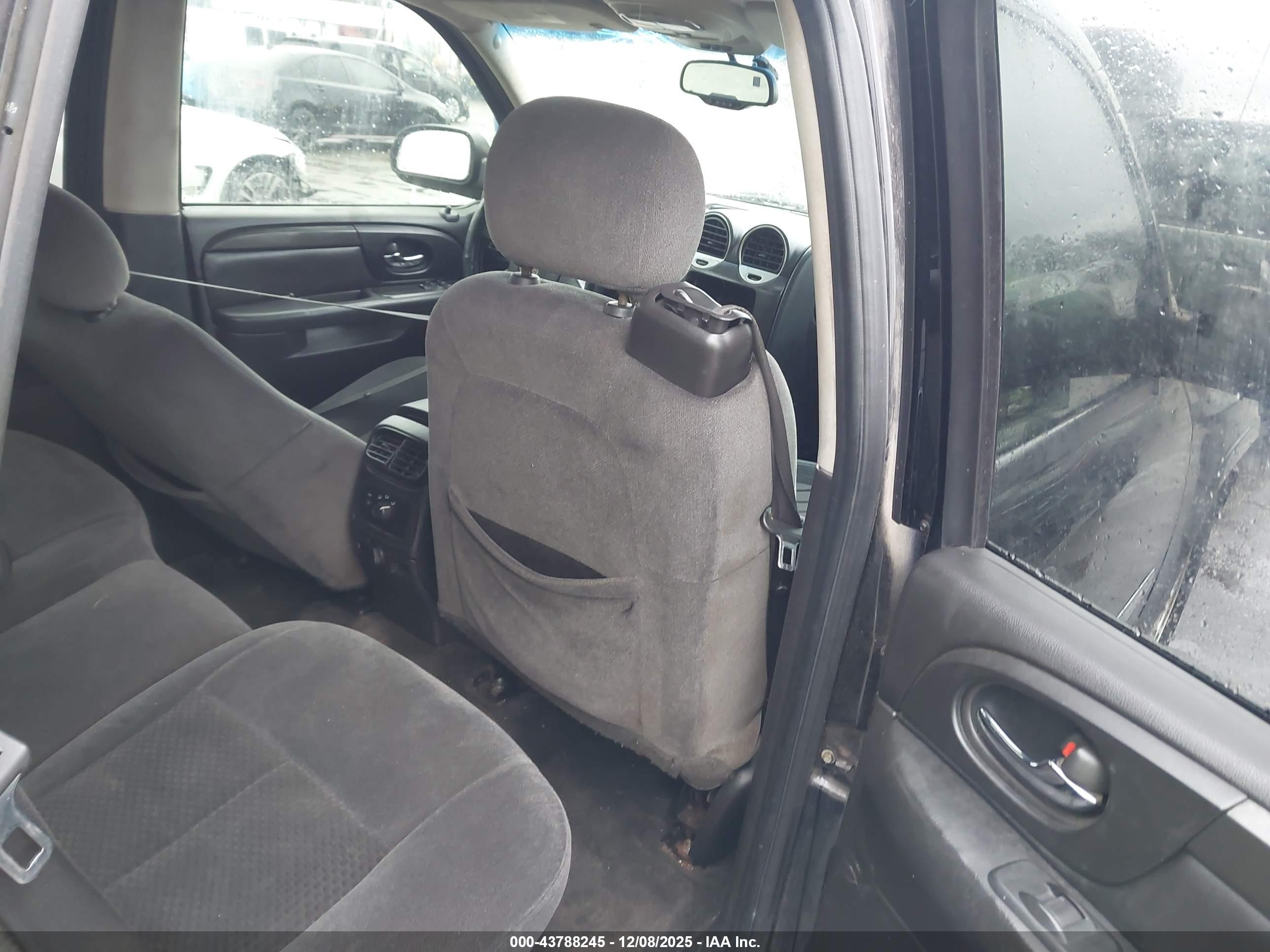 GMC ENVOY image 8