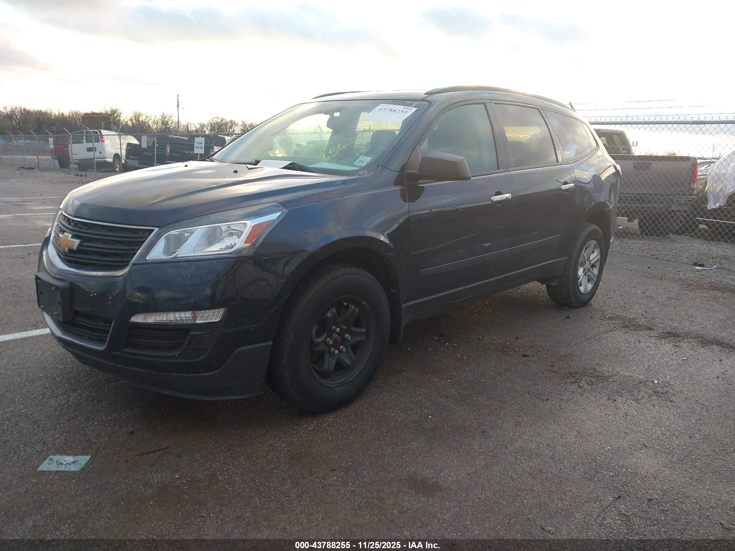 CHEVROLET TRAVERSE image 2