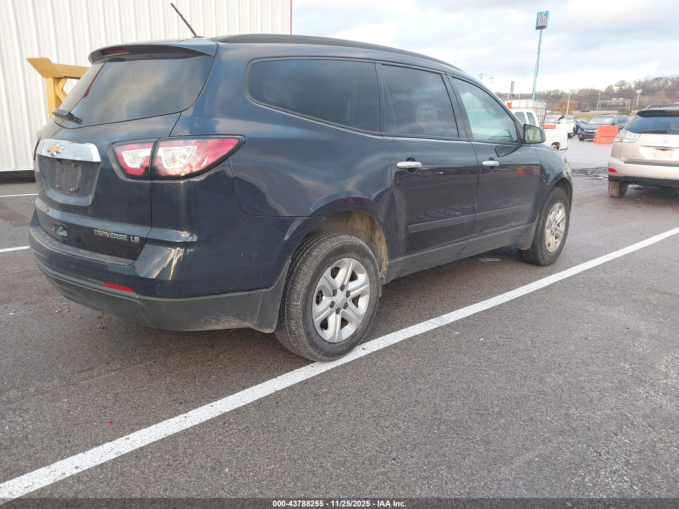 CHEVROLET TRAVERSE image 4
