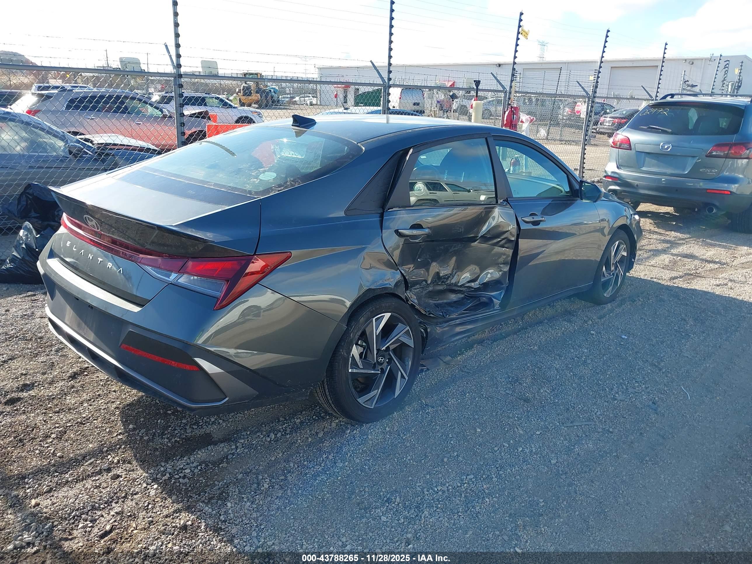 HYUNDAI ELANTRA image 4