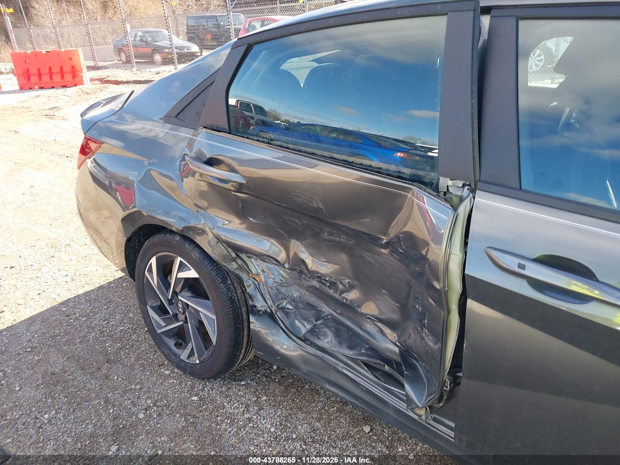HYUNDAI ELANTRA image 6