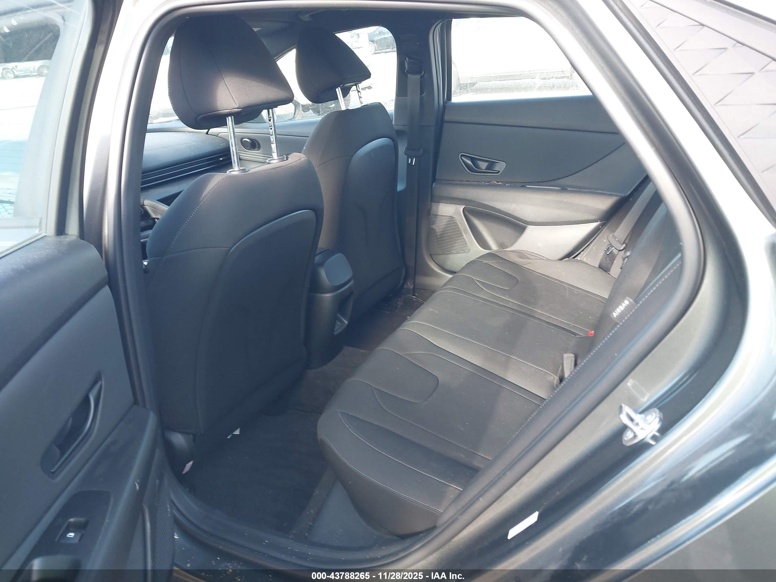 HYUNDAI ELANTRA image 8