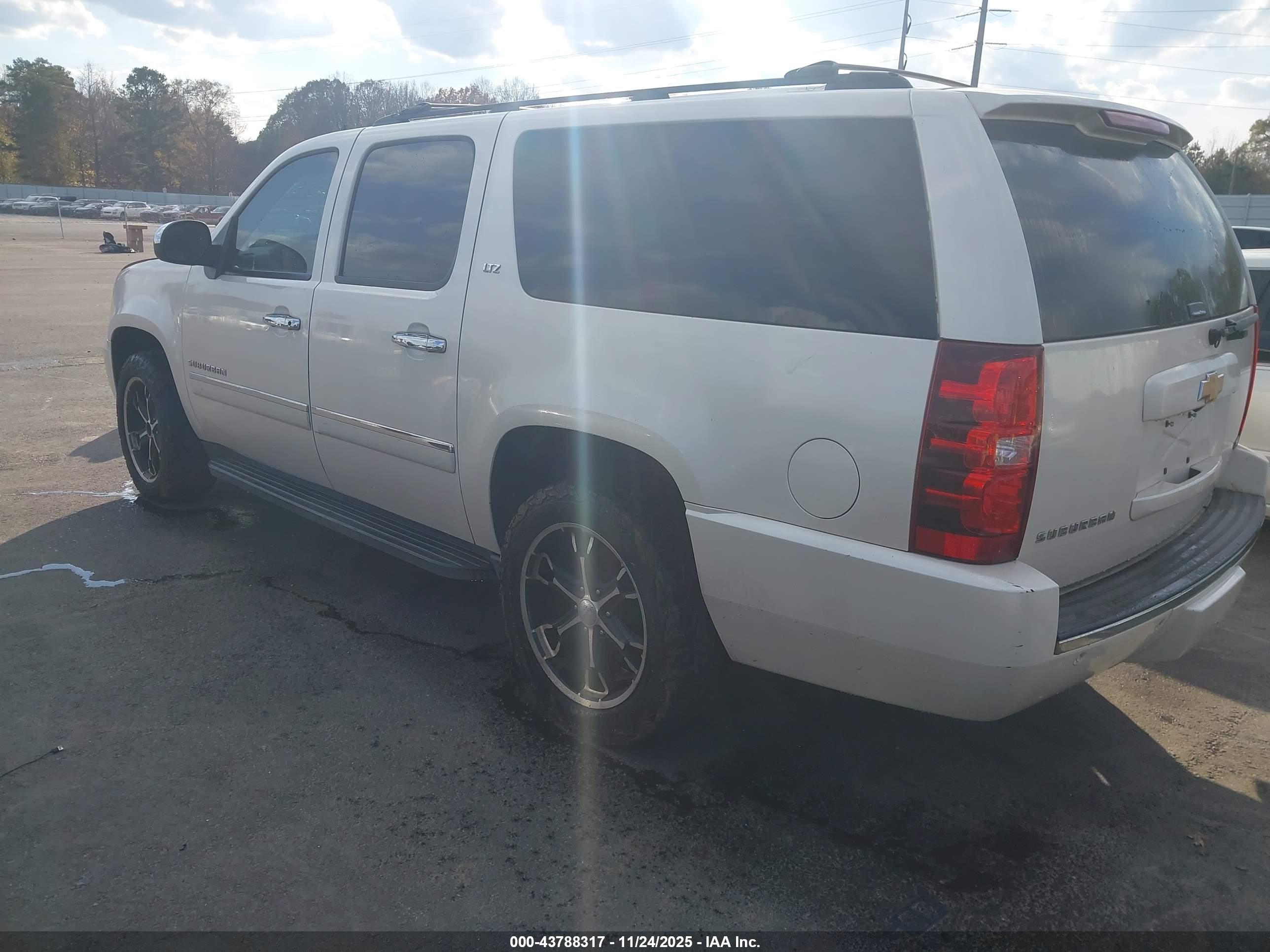 CHEVROLET SUBURBAN image 3
