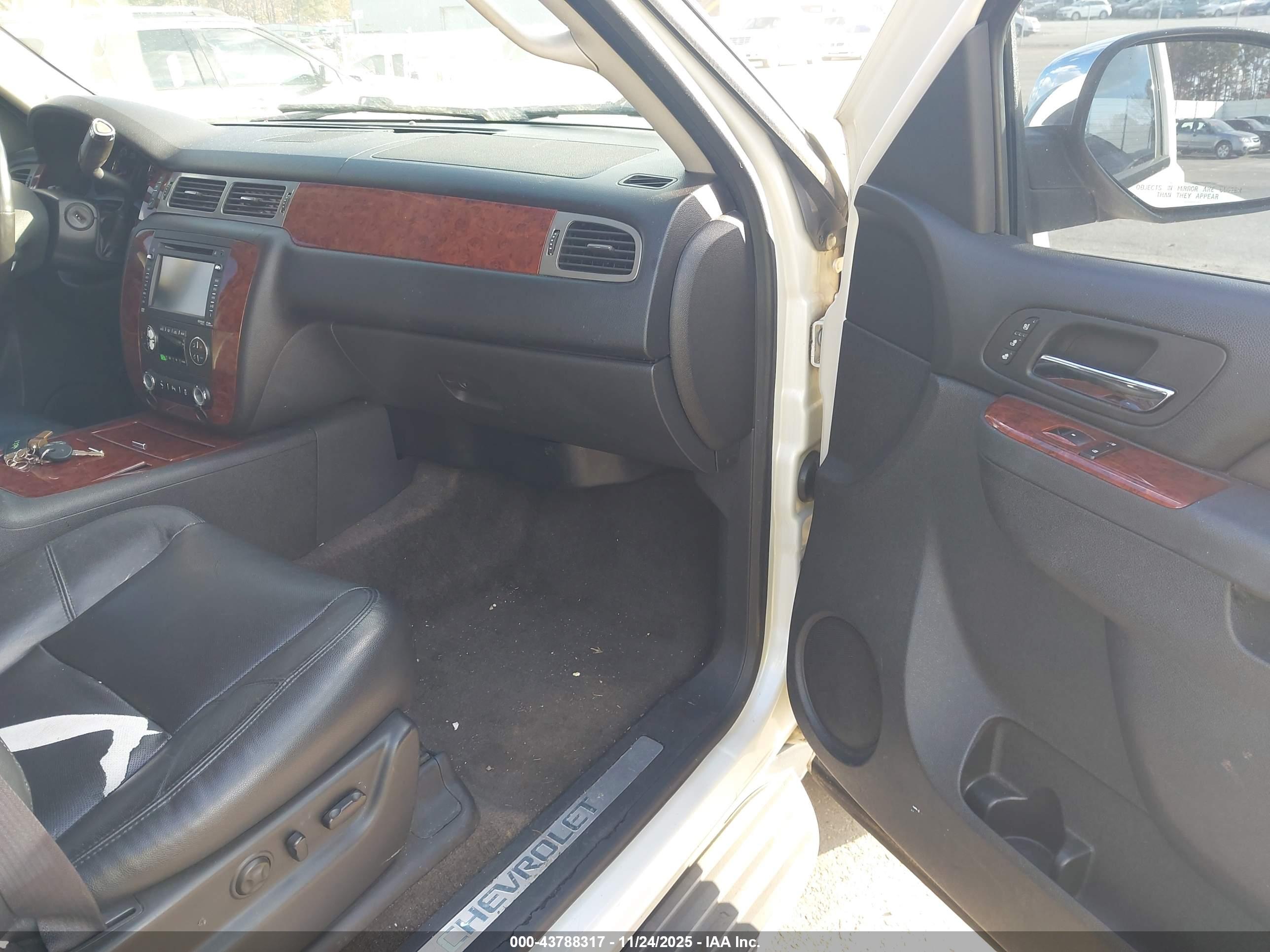 CHEVROLET SUBURBAN image 5