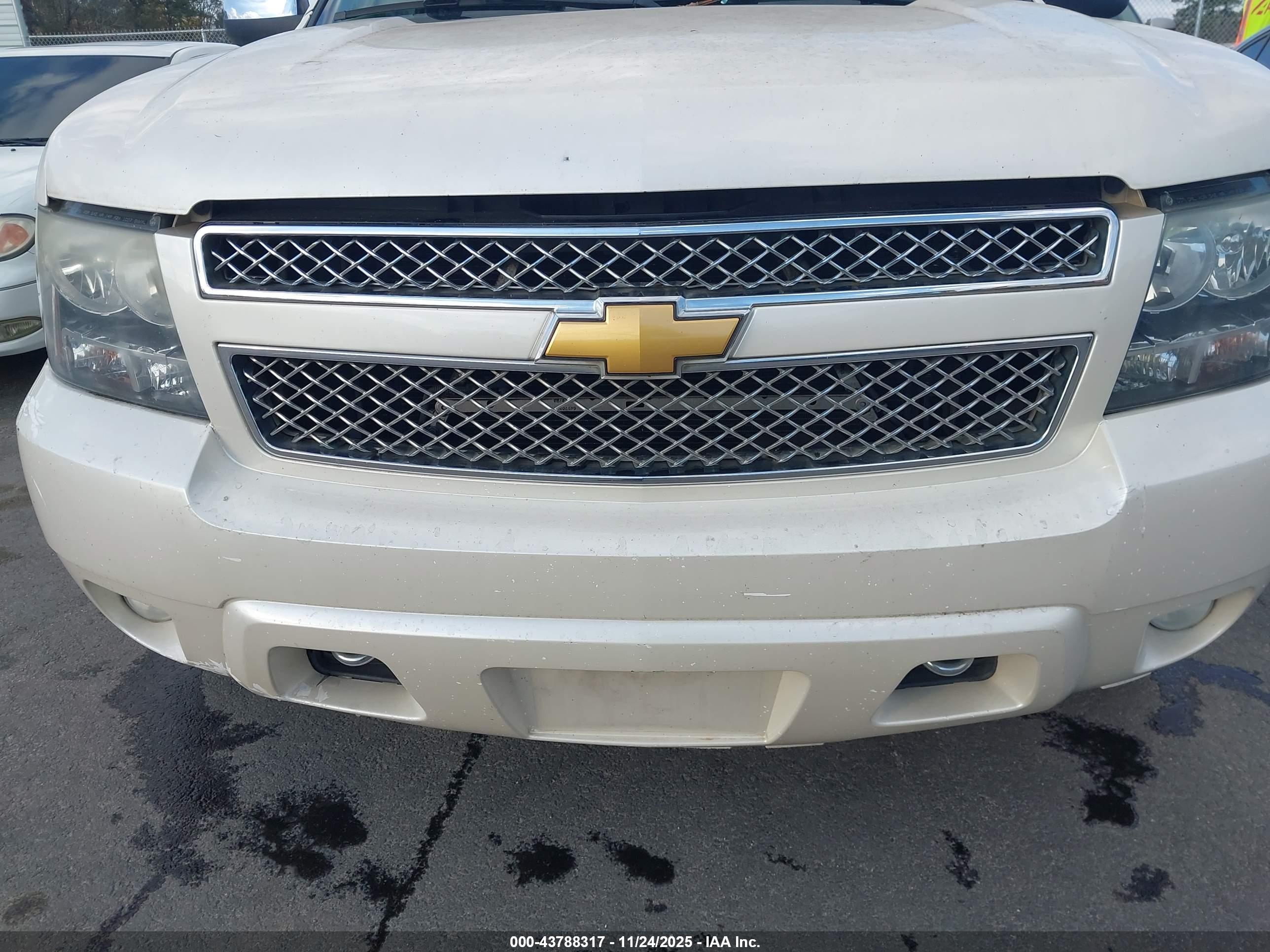 CHEVROLET SUBURBAN image 6