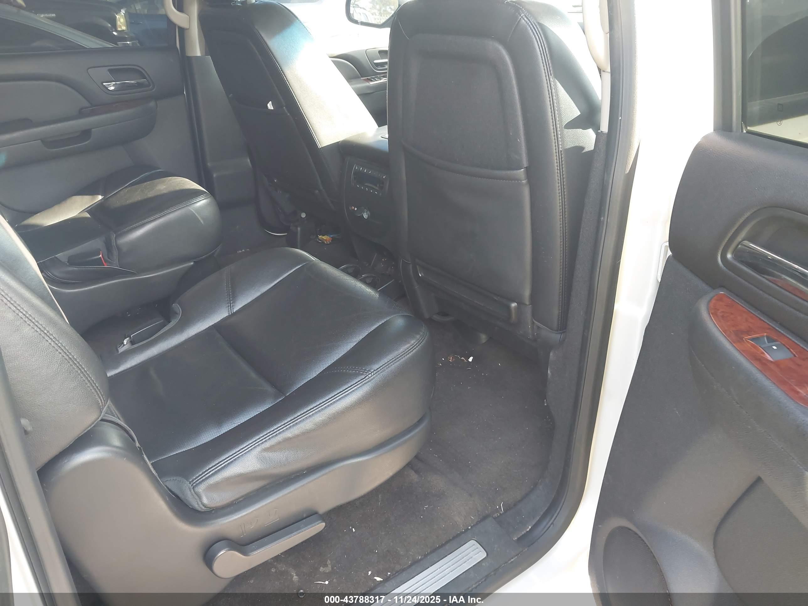 CHEVROLET SUBURBAN image 8