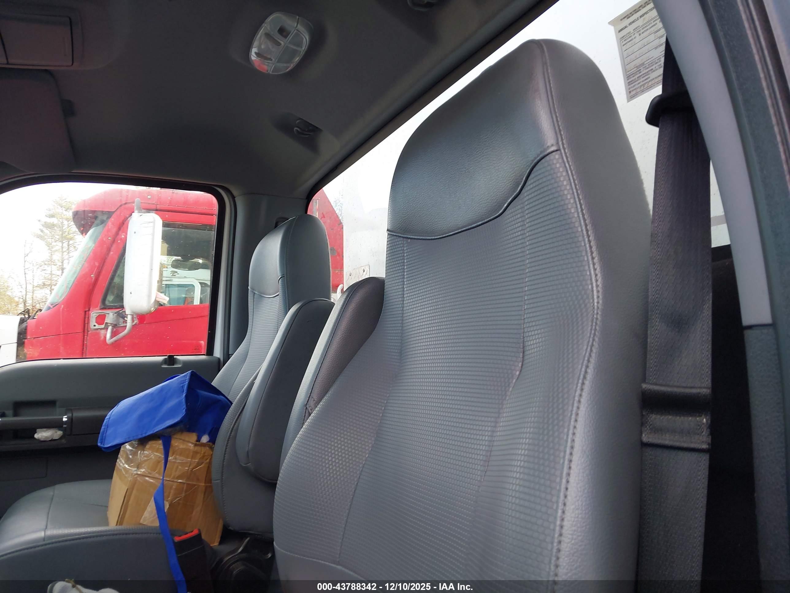 FORD F-650 image 8