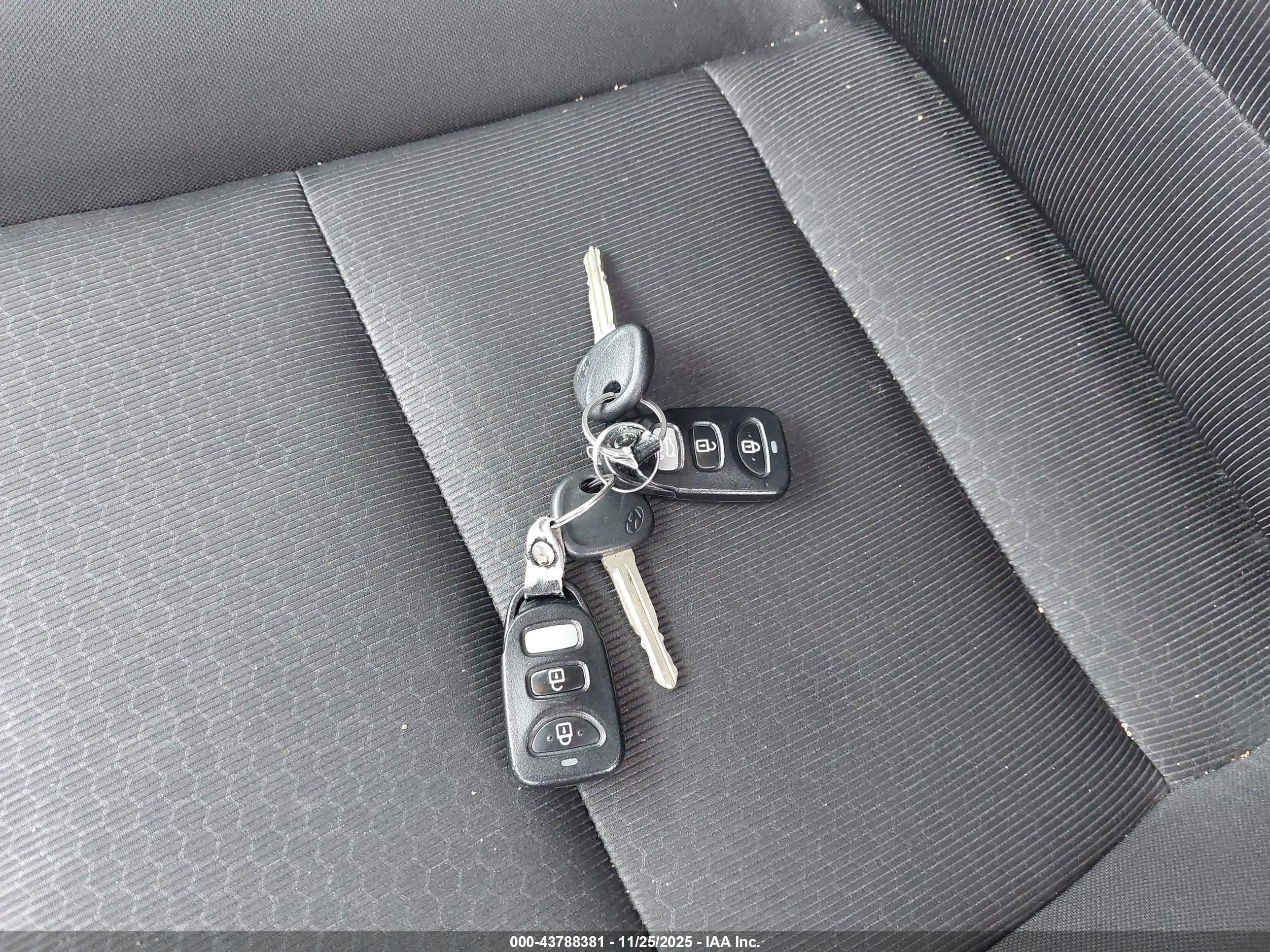 HYUNDAI ELANTRA image 11