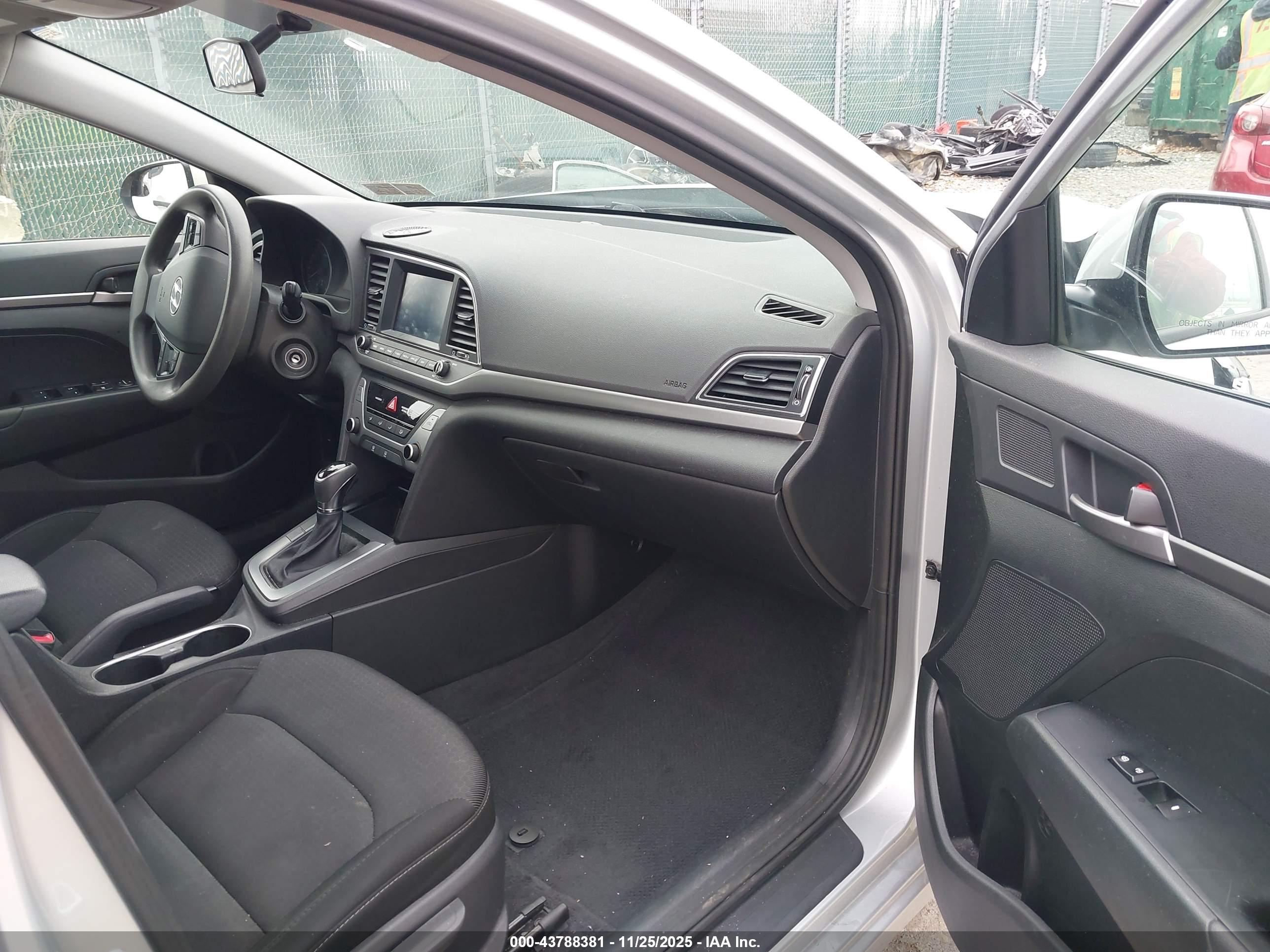 HYUNDAI ELANTRA image 5