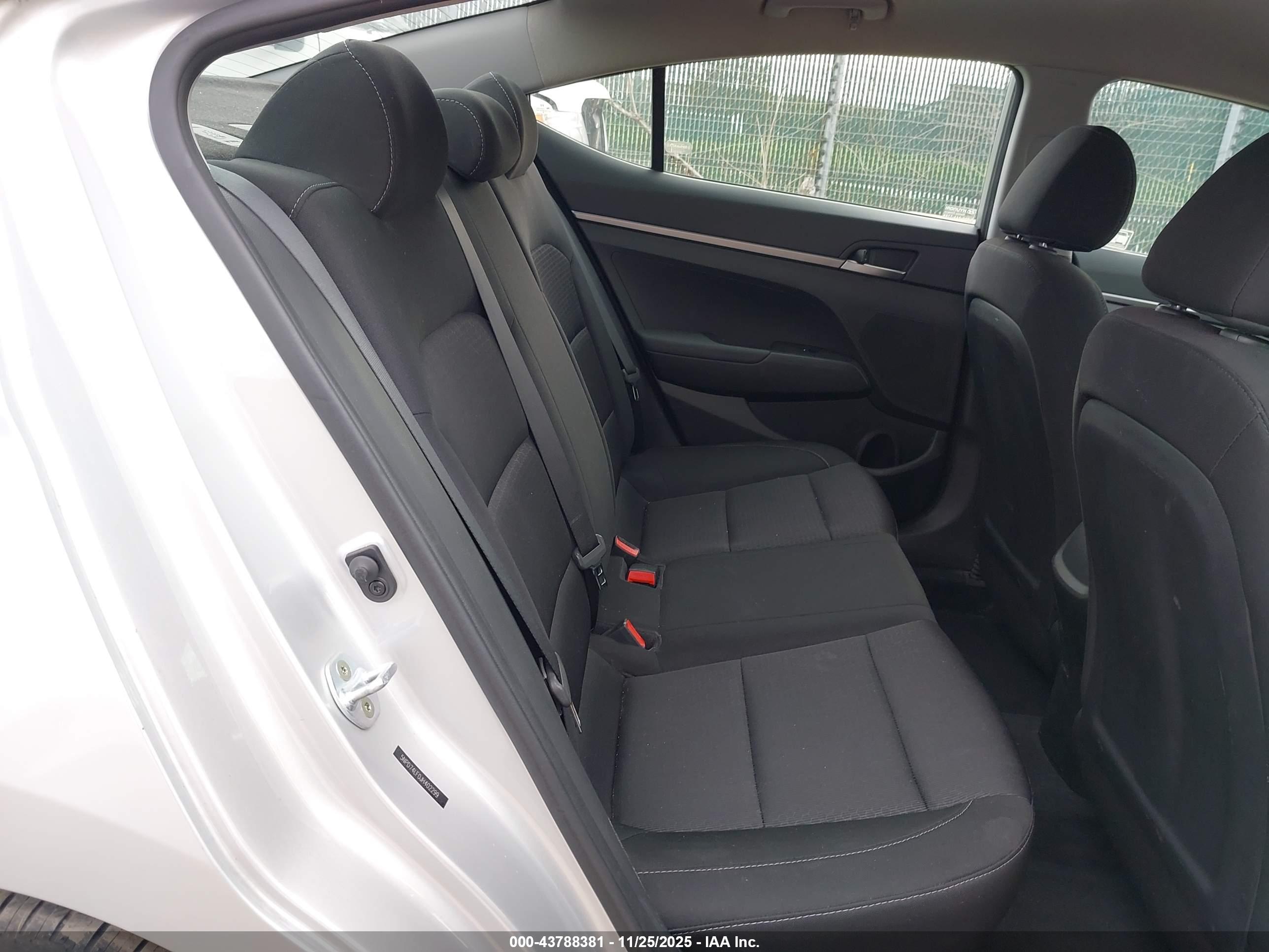 HYUNDAI ELANTRA image 8