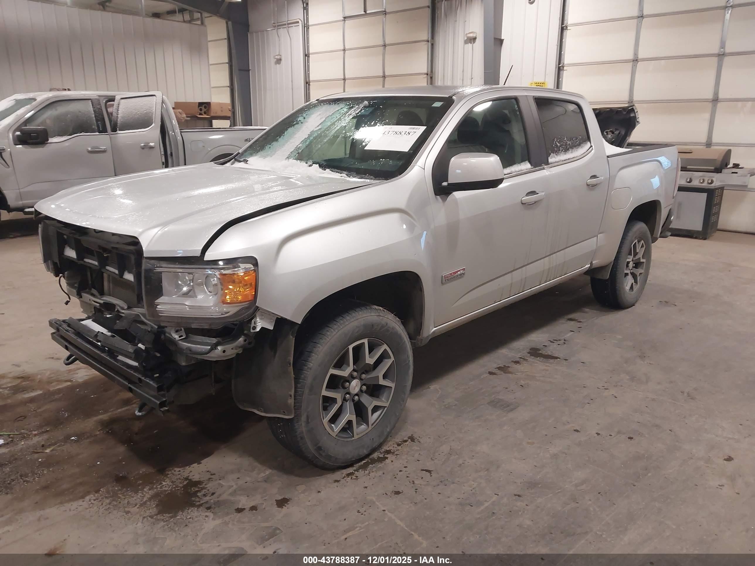 GMC CANYON image 2