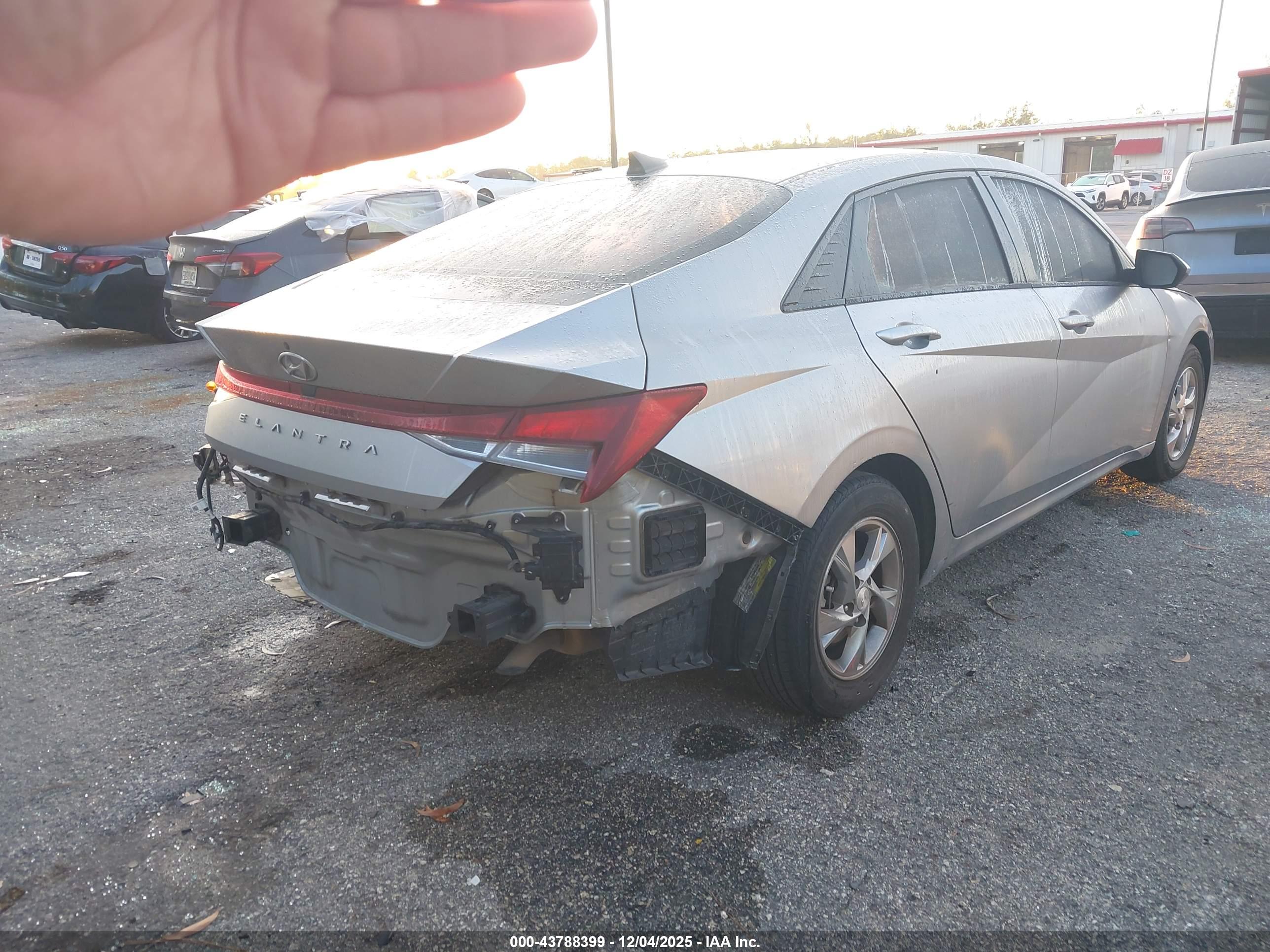 HYUNDAI ELANTRA image 4