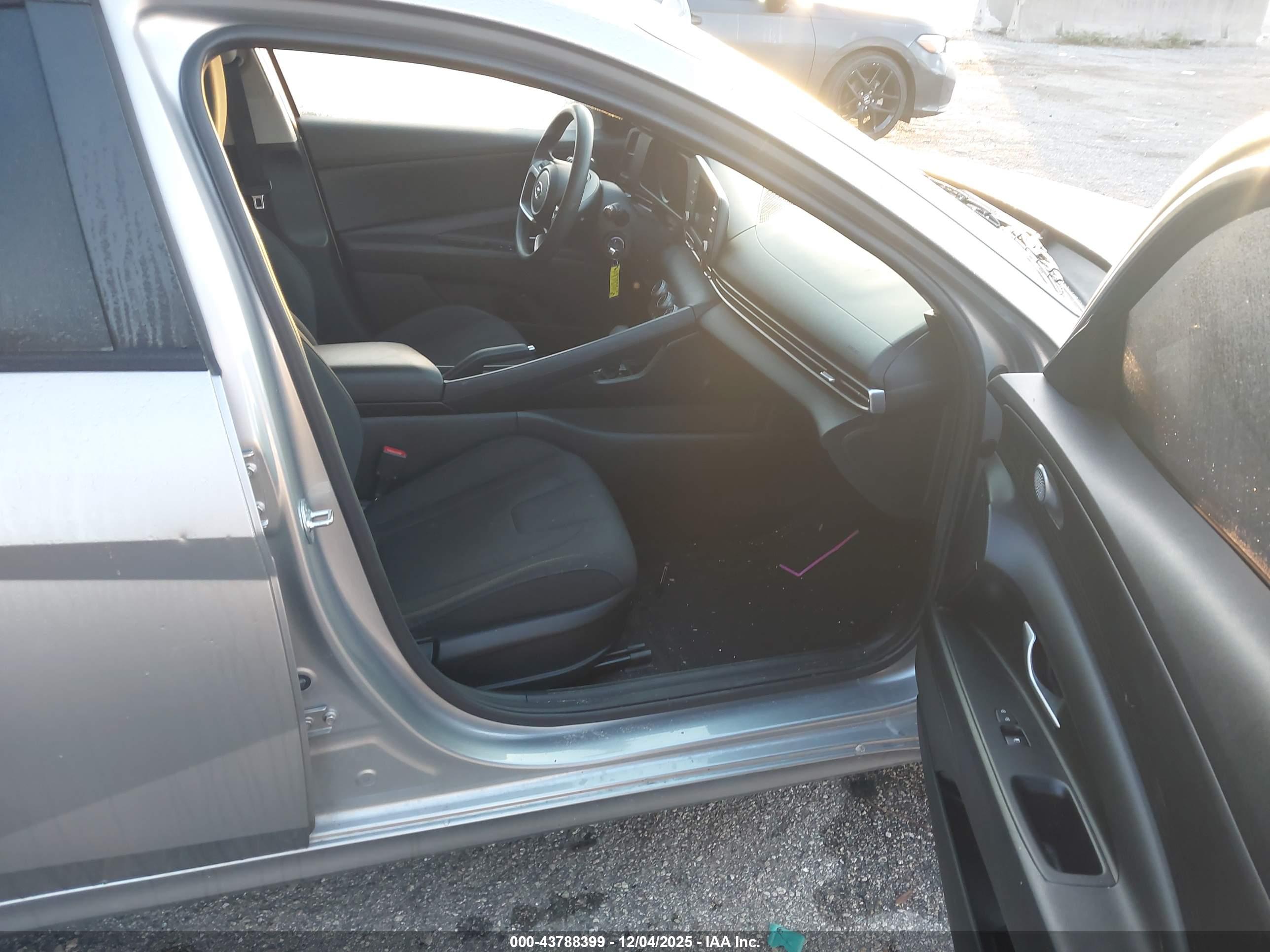 HYUNDAI ELANTRA image 5